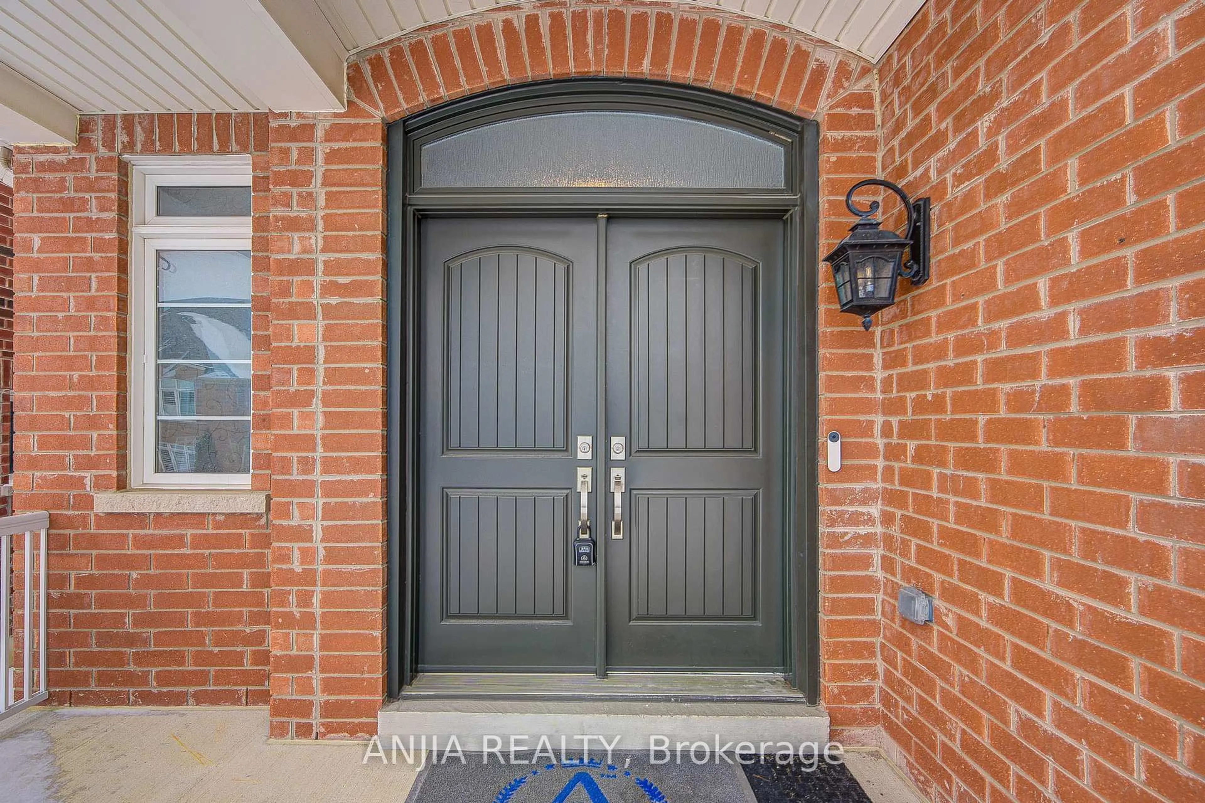 Indoor entryway for 57 Nature Way Cres, Newmarket Ontario L9N 0A7