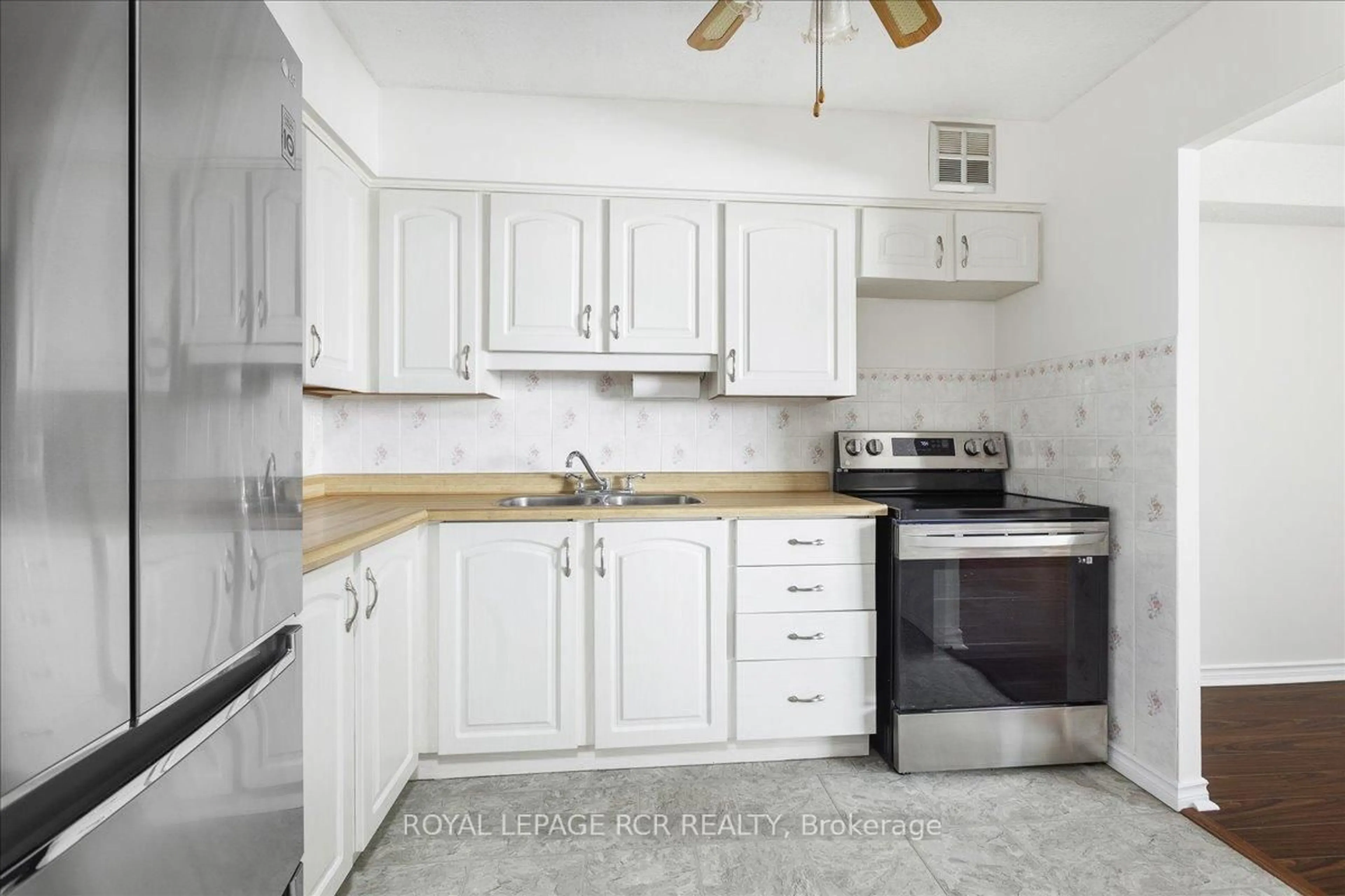 Standard kitchen, unknown for 20 William Roe Blvd #904, Newmarket Ontario L3Y 5V6
