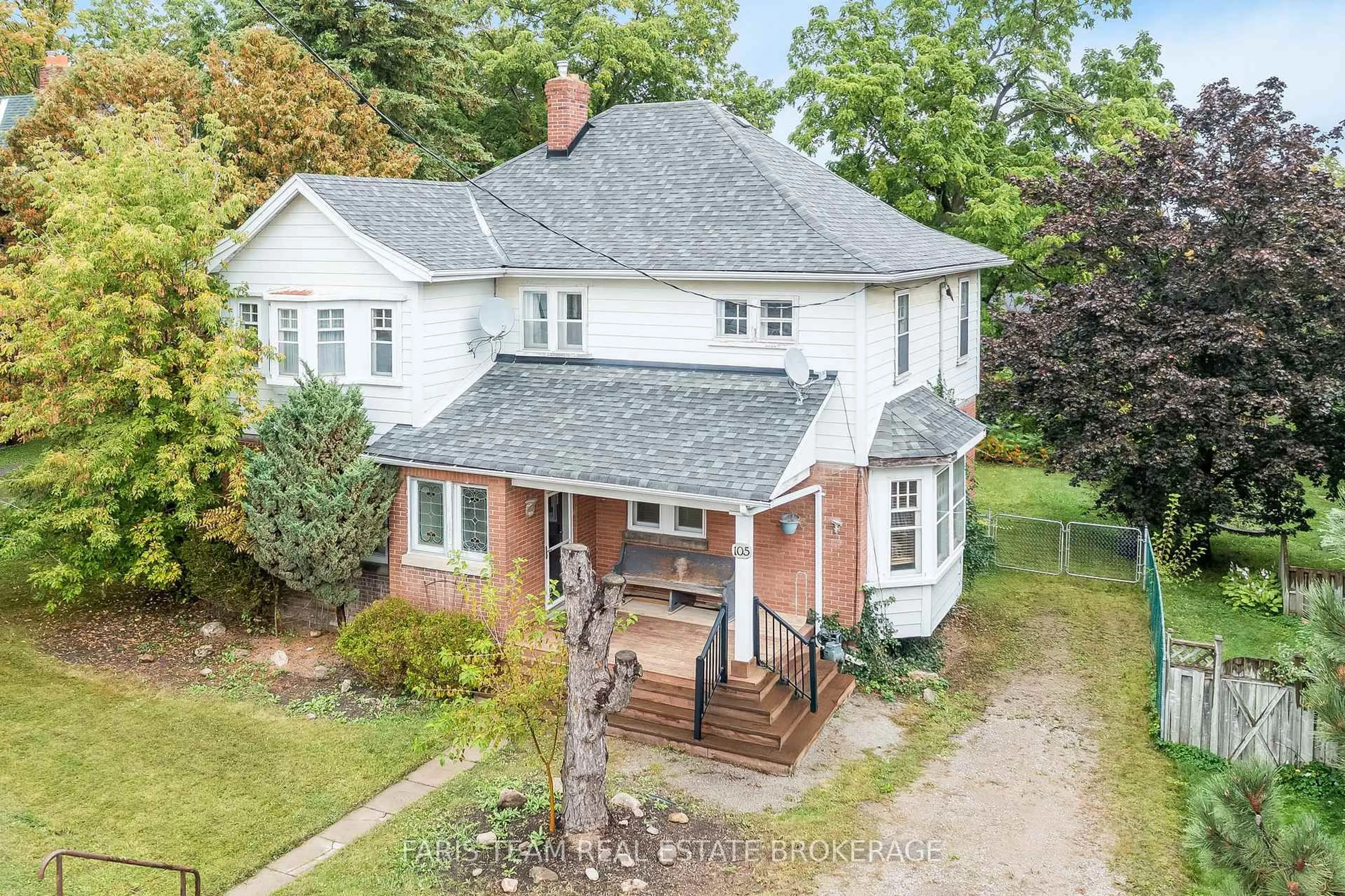 A pic from outside/outdoor area/front of a property/back of a property/a pic from drone, street for 105 Barrie St, Bradford West Gwillimbury Ontario L9S 2C9