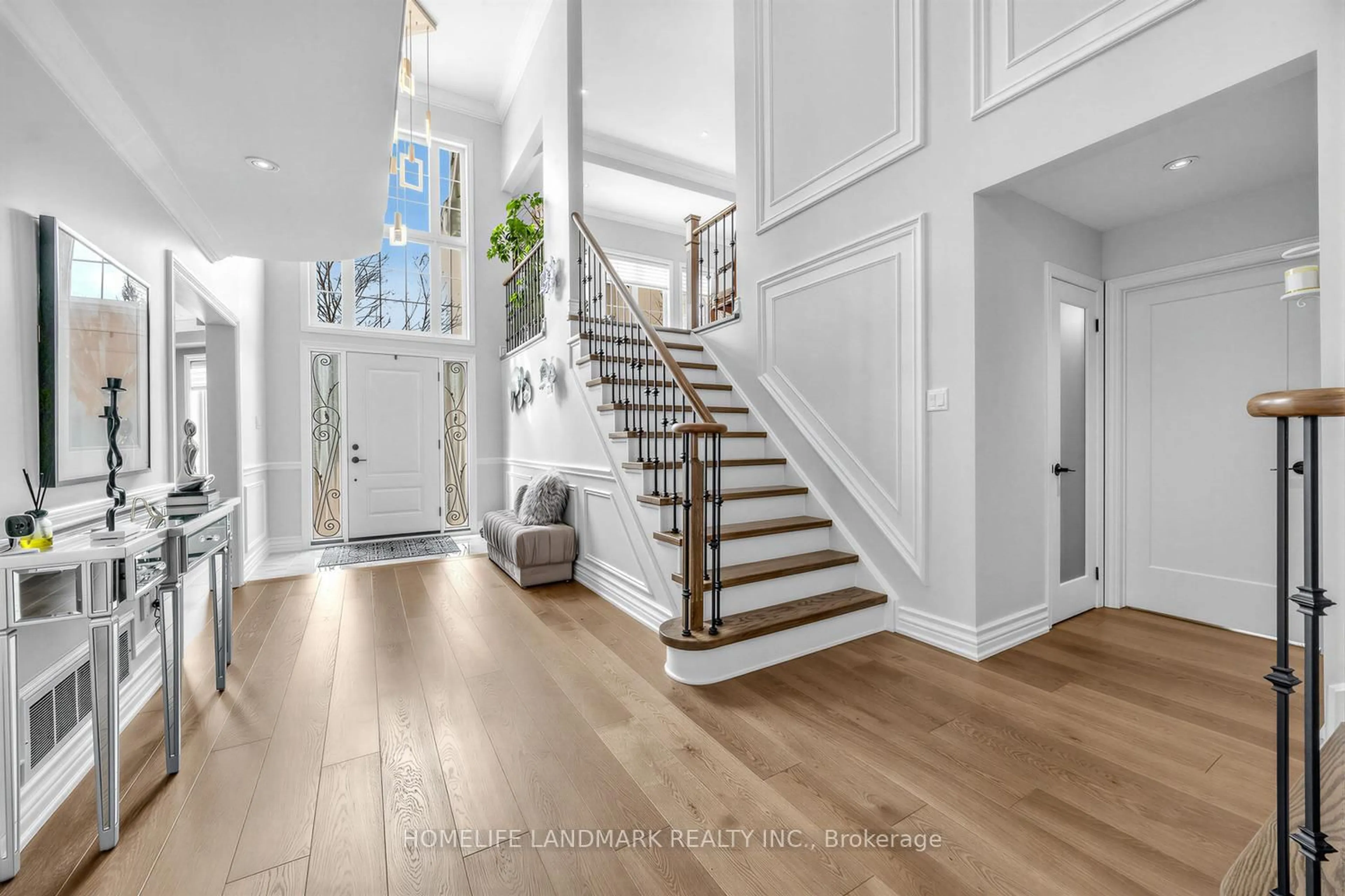 Indoor entryway for 1098 Secretariate Rd, Newmarket Ontario L3X 1M3