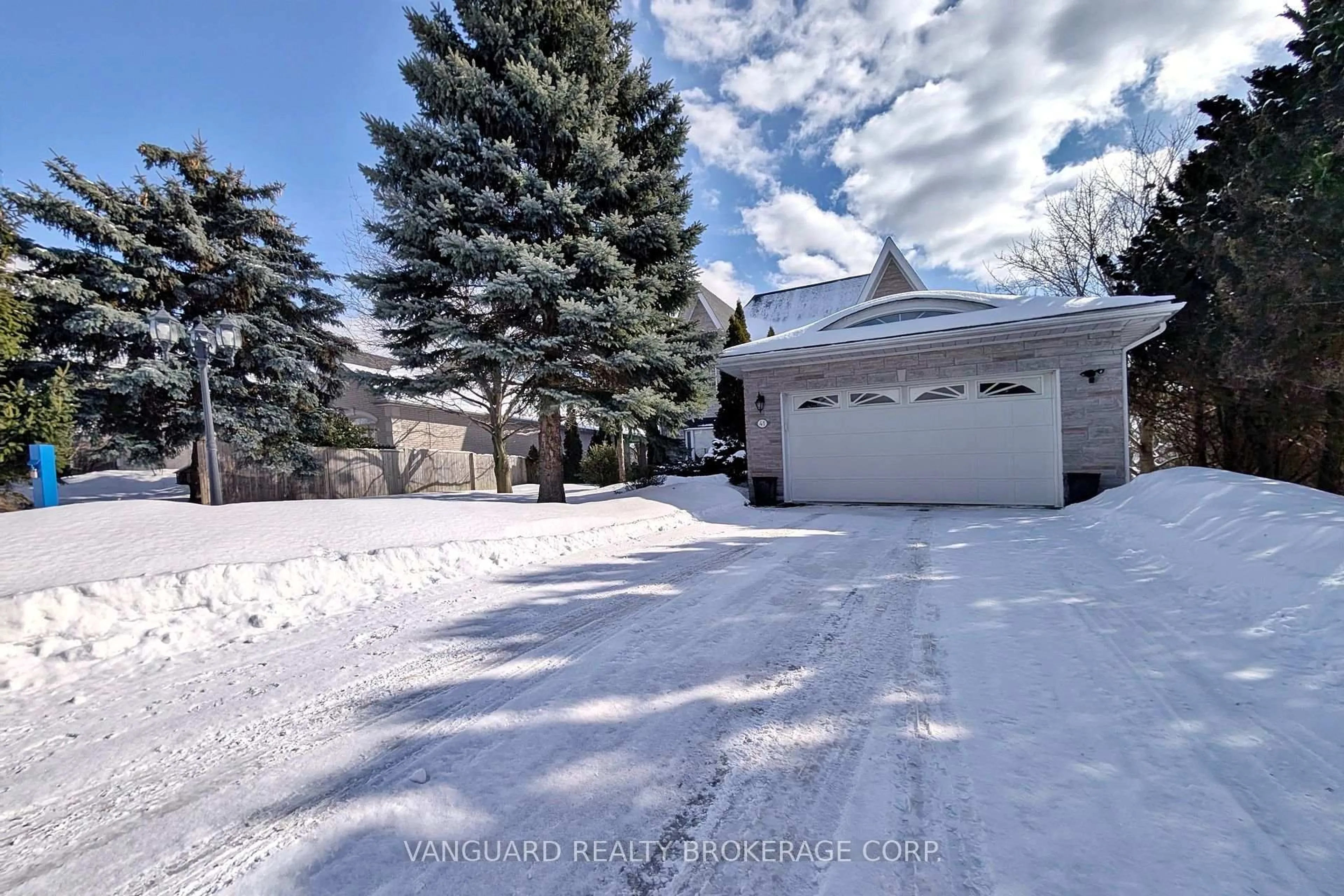 A pic from outside/outdoor area/front of a property/back of a property/a pic from drone, street for 41 Cooperage Cres, Richmond Hill Ontario L4C 9M2