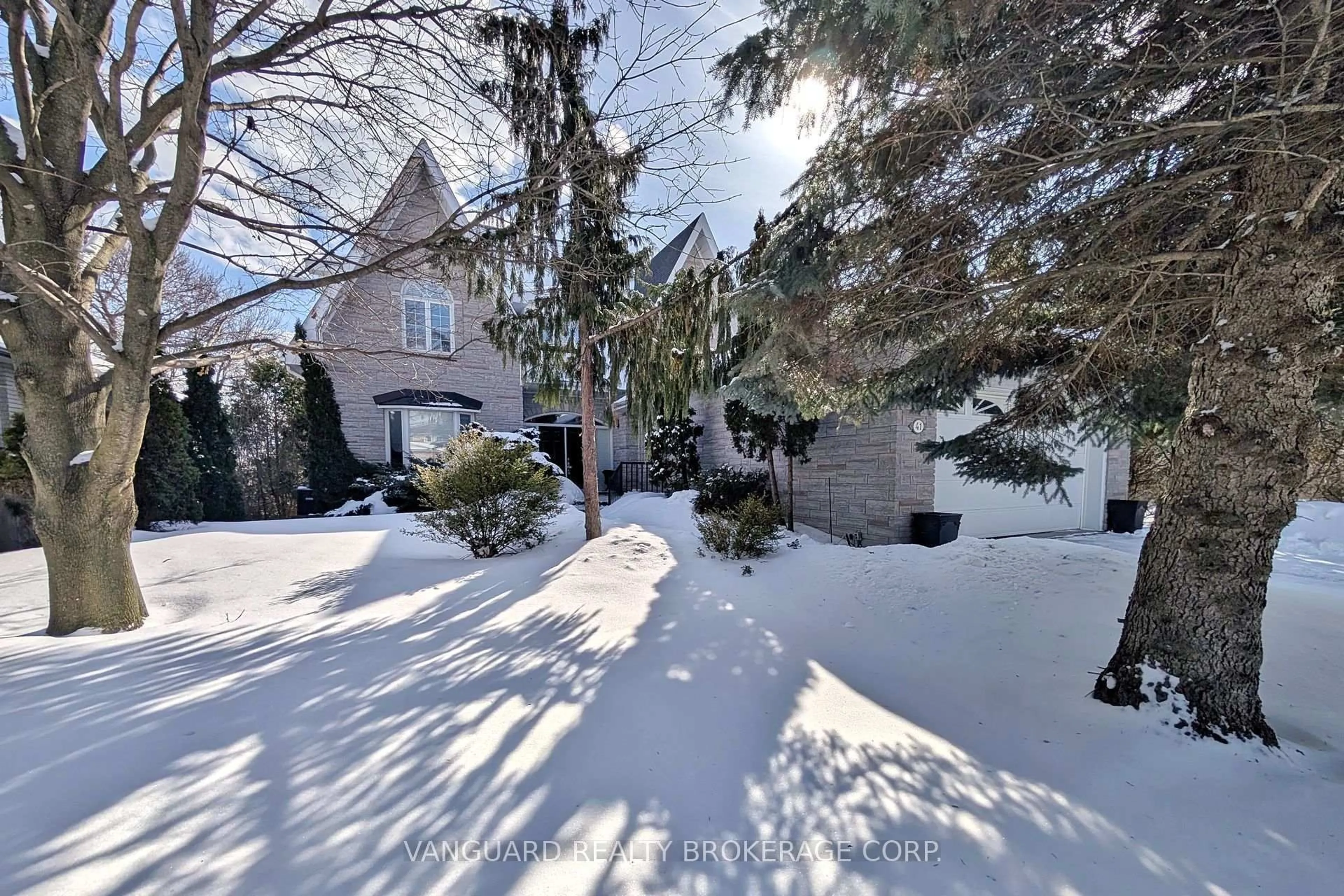A pic from outside/outdoor area/front of a property/back of a property/a pic from drone, street for 41 Cooperage Cres, Richmond Hill Ontario L4C 9M2