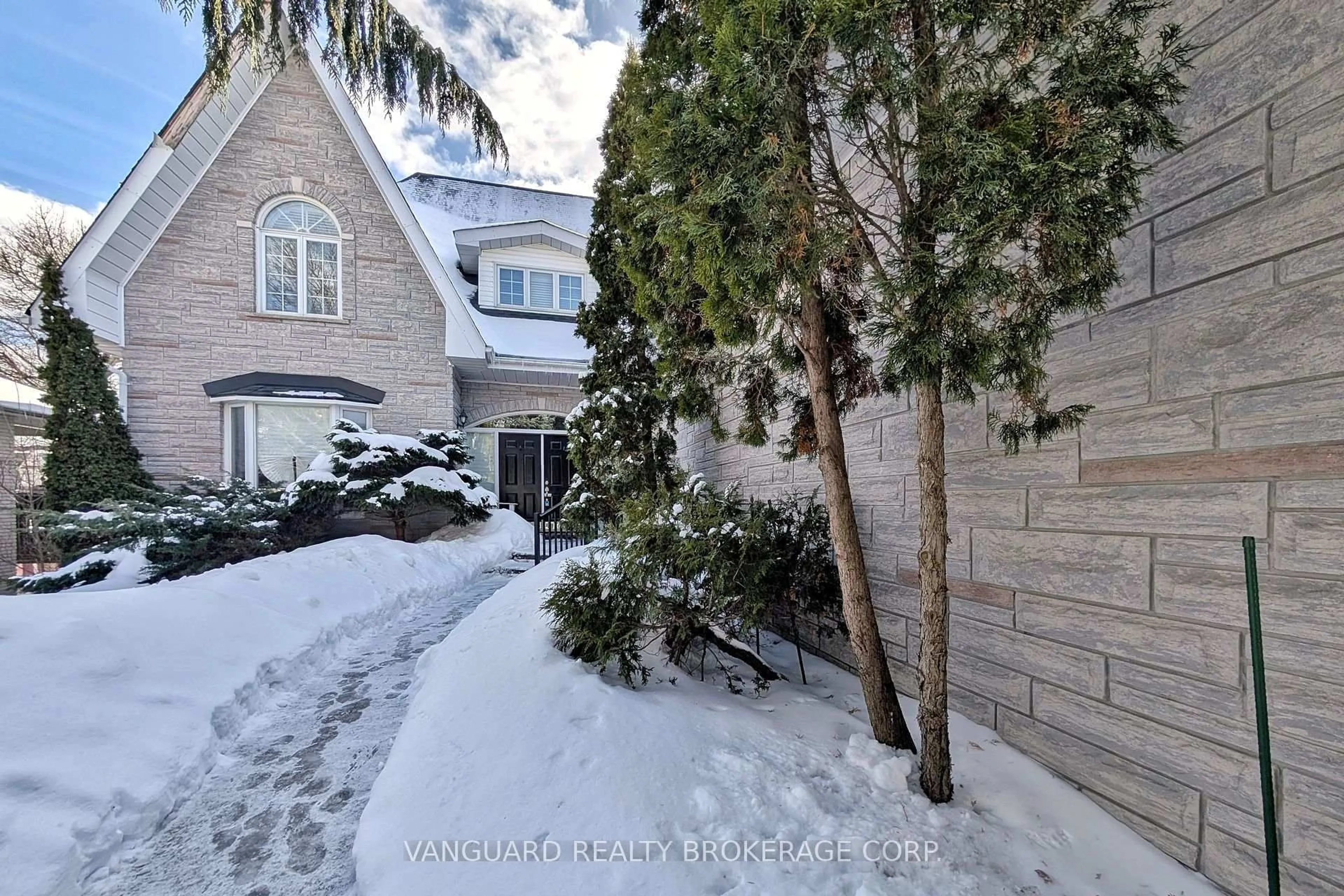 A pic from outside/outdoor area/front of a property/back of a property/a pic from drone, street for 41 Cooperage Cres, Richmond Hill Ontario L4C 9M2