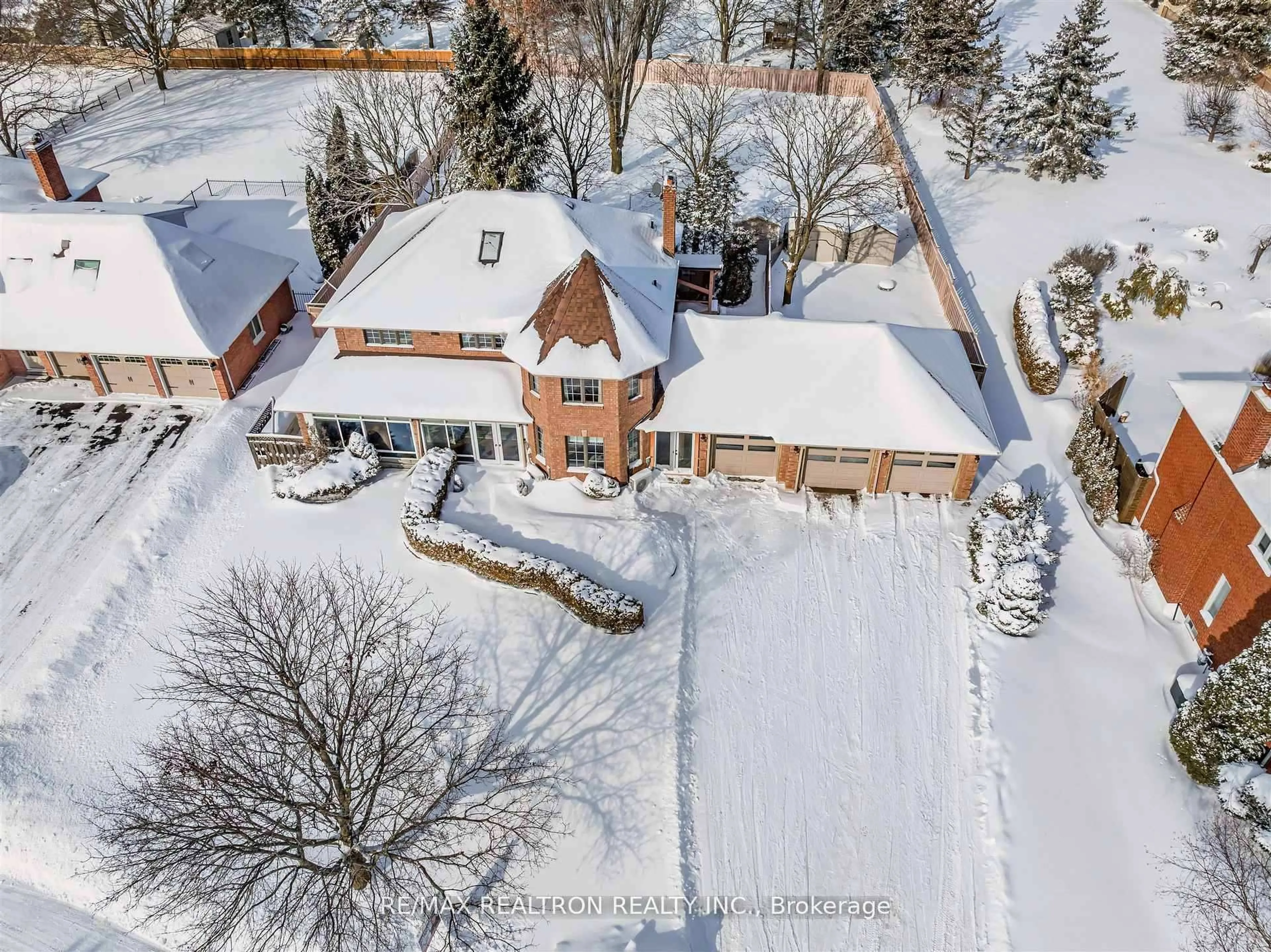 A pic from outside/outdoor area/front of a property/back of a property/a pic from drone, street for 60 Arthur Hall Dr, East Gwillimbury Ontario L0G 1V0
