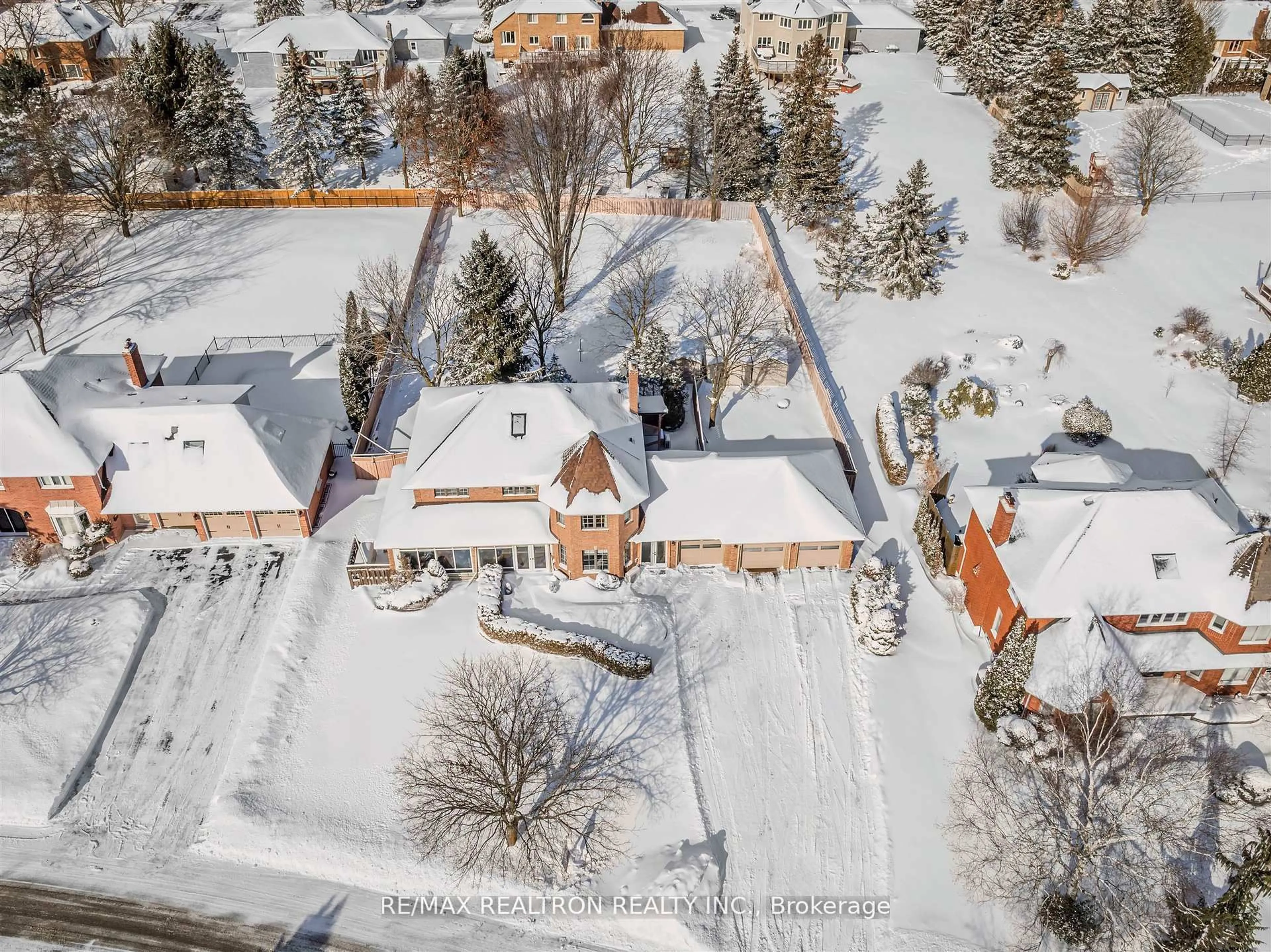 A pic from outside/outdoor area/front of a property/back of a property/a pic from drone, street for 60 Arthur Hall Dr, East Gwillimbury Ontario L0G 1V0