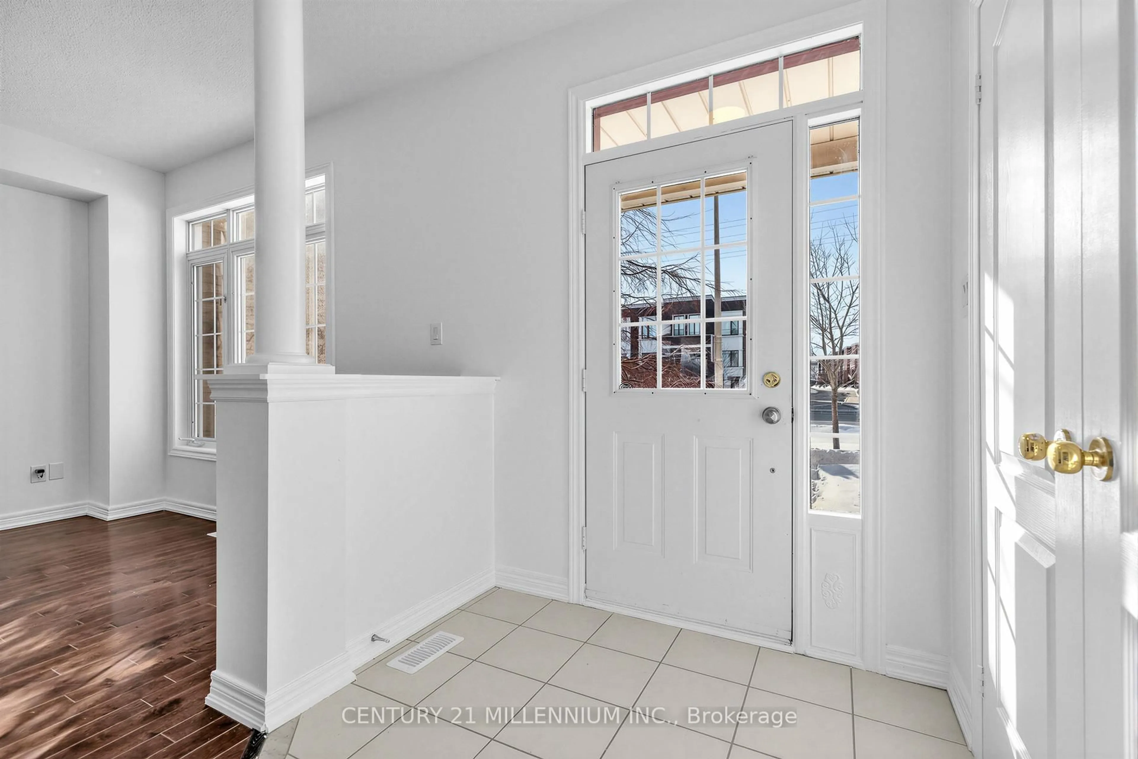 Indoor entryway for 10569 Bayview Ave, Richmond Hill Ontario L4C 0M8