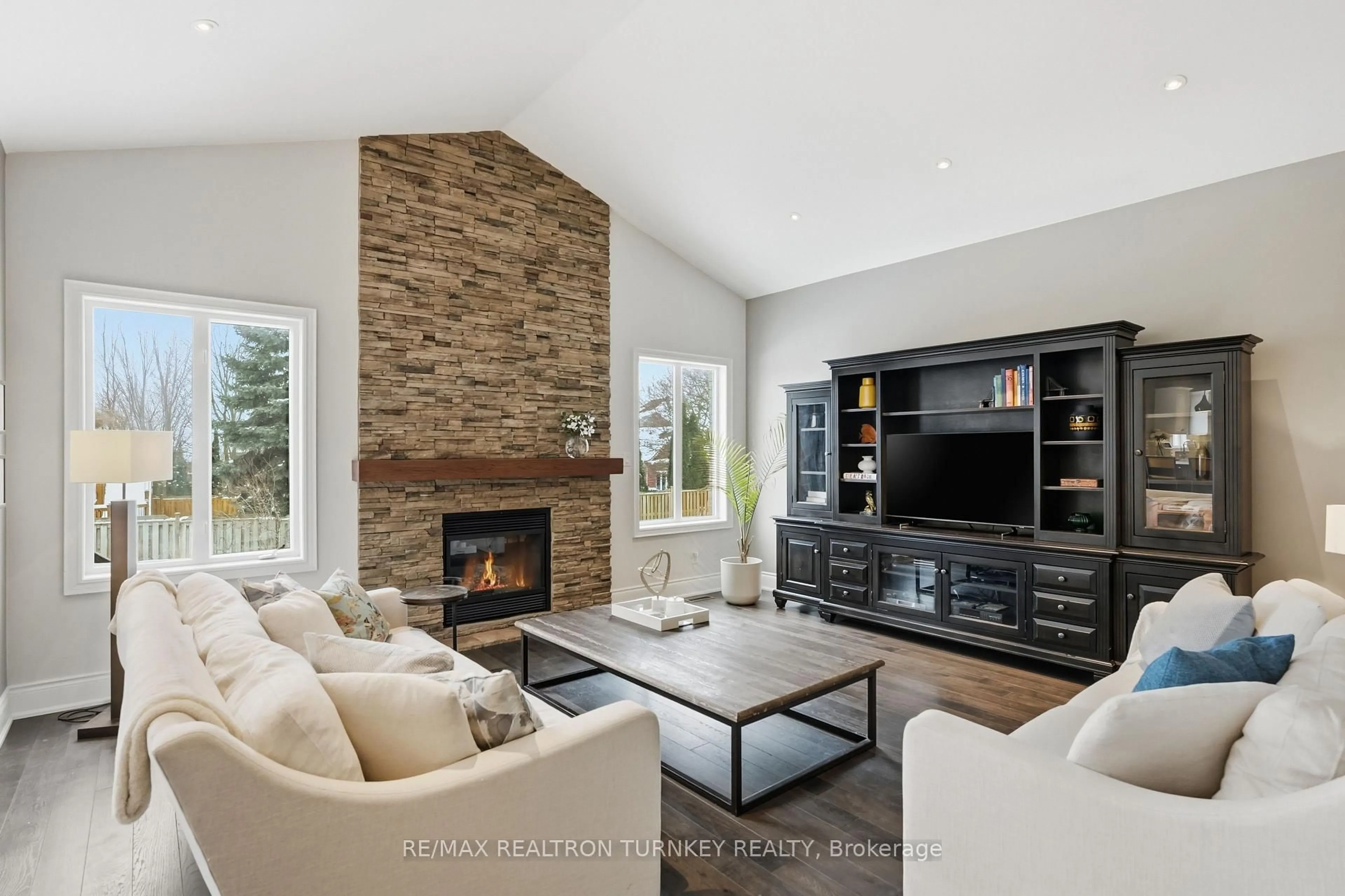 Living room with furniture, unknown for 668 Foxcroft Blvd, Newmarket Ontario L3X 1N3