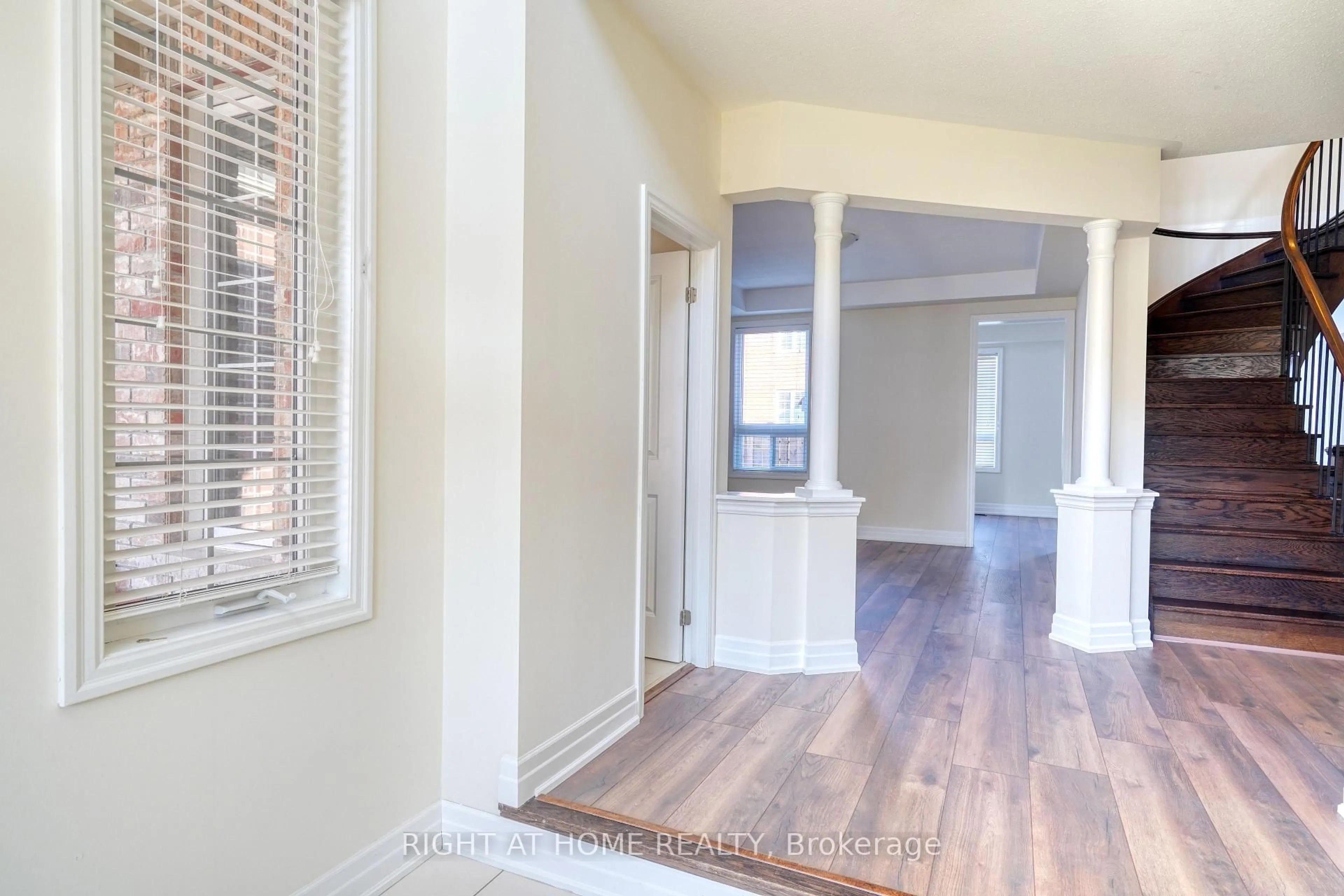 Indoor entryway for 17 Mercury Ave, Georgina Ontario L4P 0H1