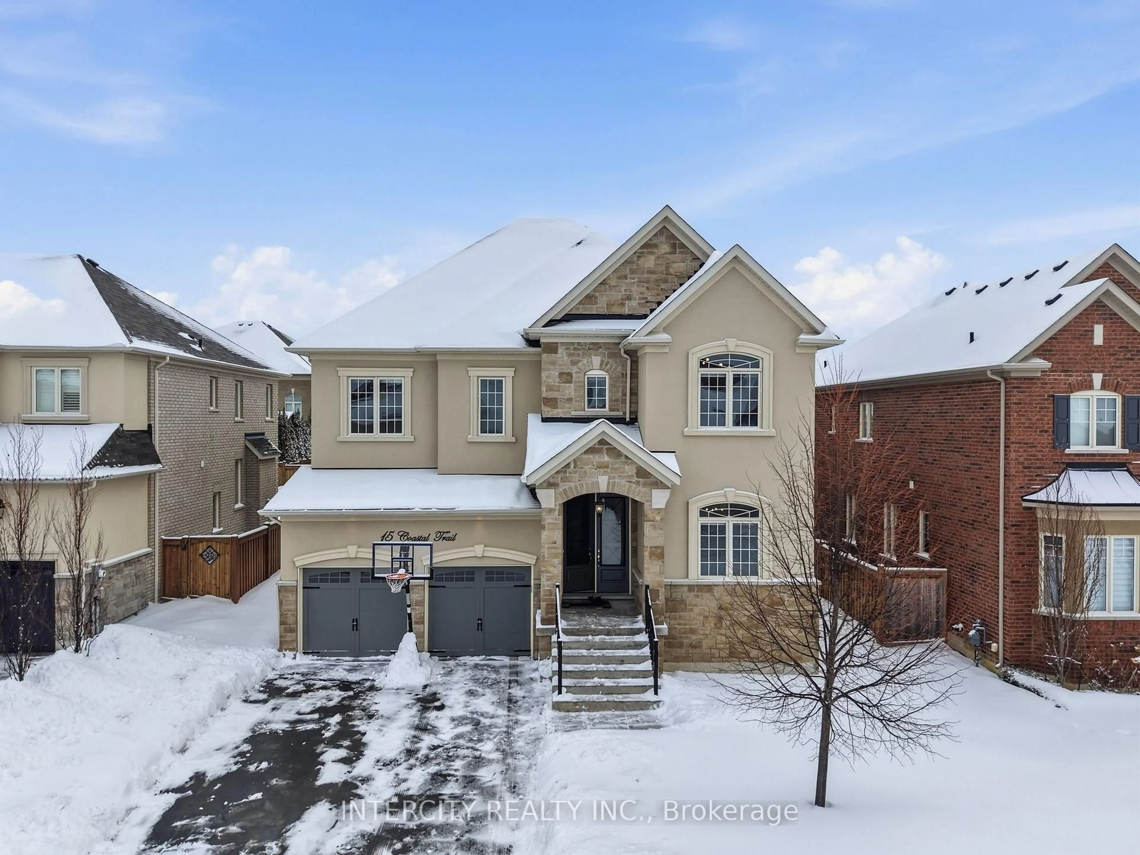 A pic from outside/outdoor area/front of a property/back of a property/a pic from drone, street for 15 Coastal Tr, King Ontario L7B 0A5