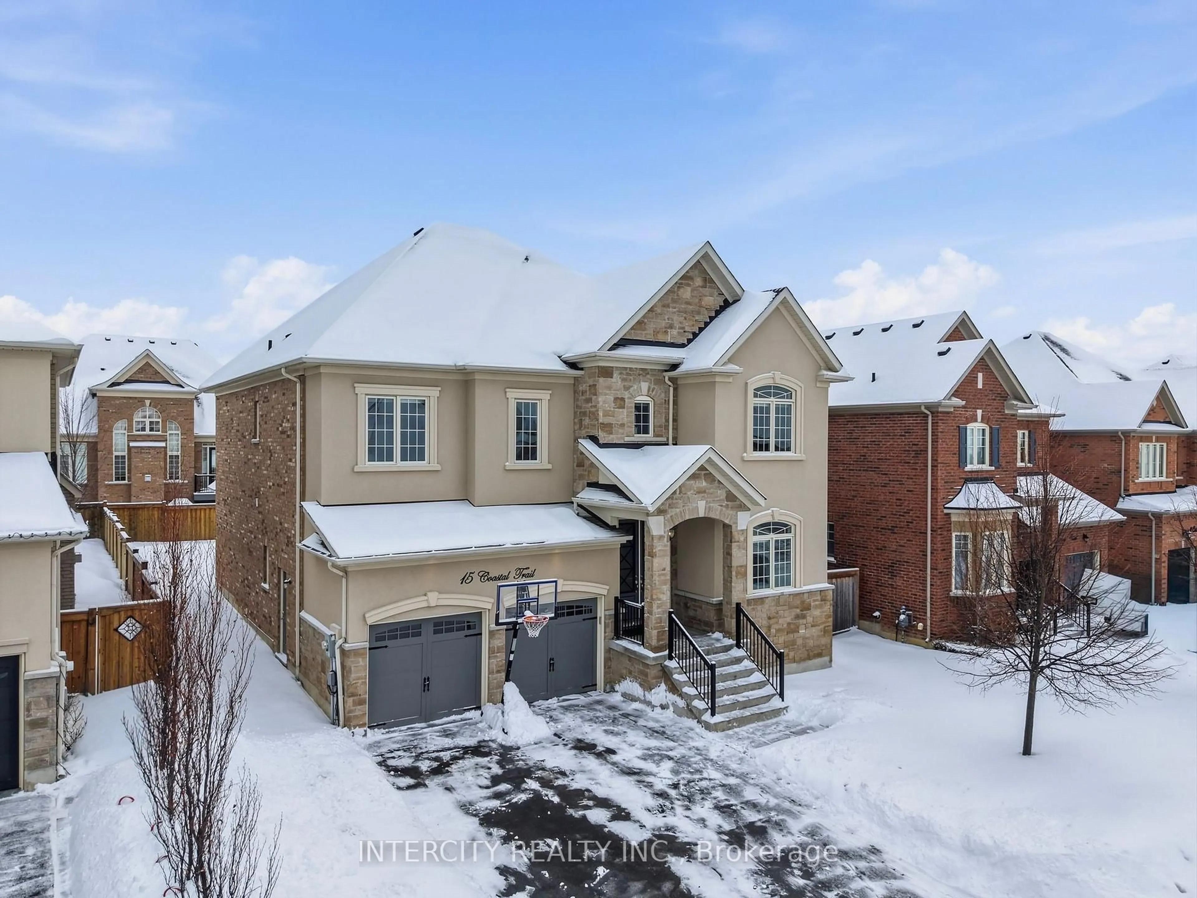 A pic from outside/outdoor area/front of a property/back of a property/a pic from drone, street for 15 Coastal Tr, King Ontario L7B 0A5