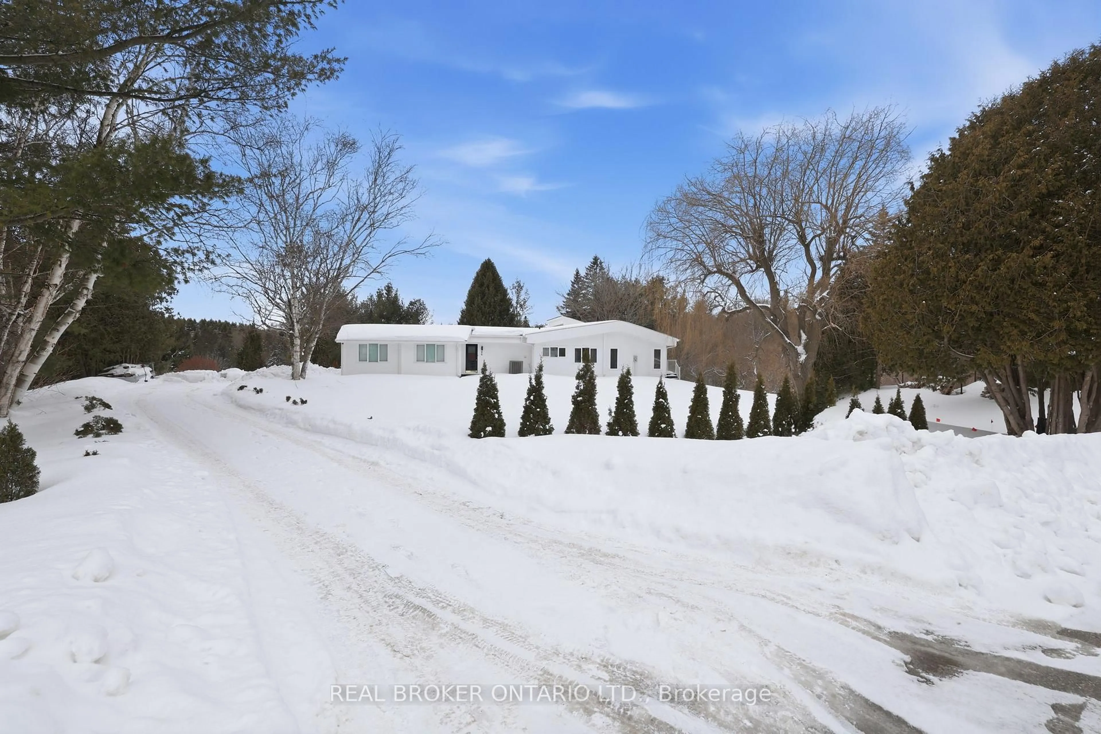 A pic from outside/outdoor area/front of a property/back of a property/a pic from drone, street for 26 Orchard Crt, East Gwillimbury Ontario L0G 1M0