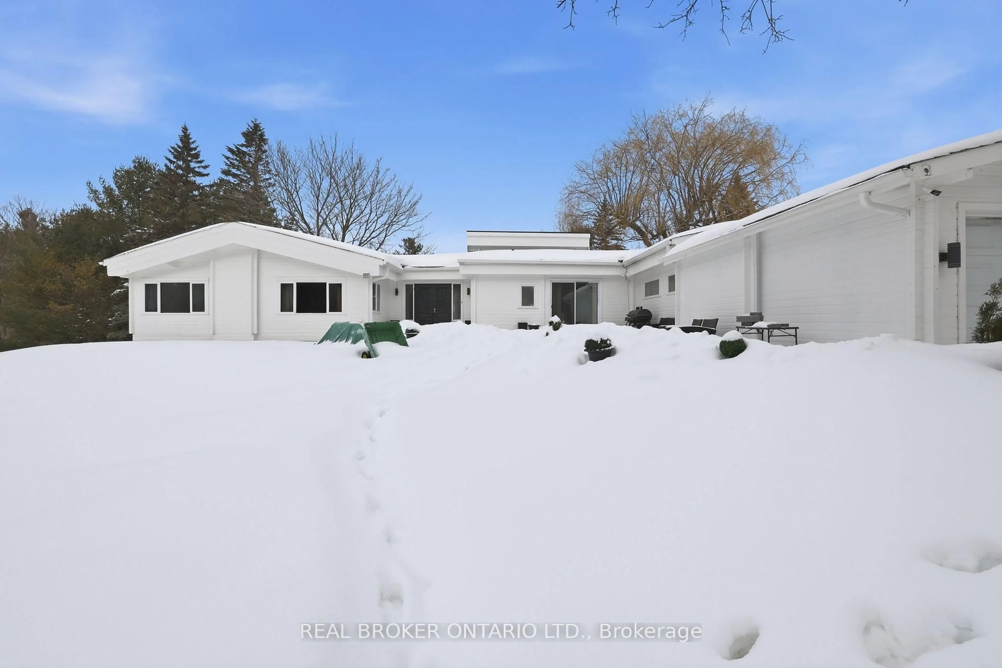 A pic from outside/outdoor area/front of a property/back of a property/a pic from drone, street for 26 Orchard Crt, East Gwillimbury Ontario L0G 1M0