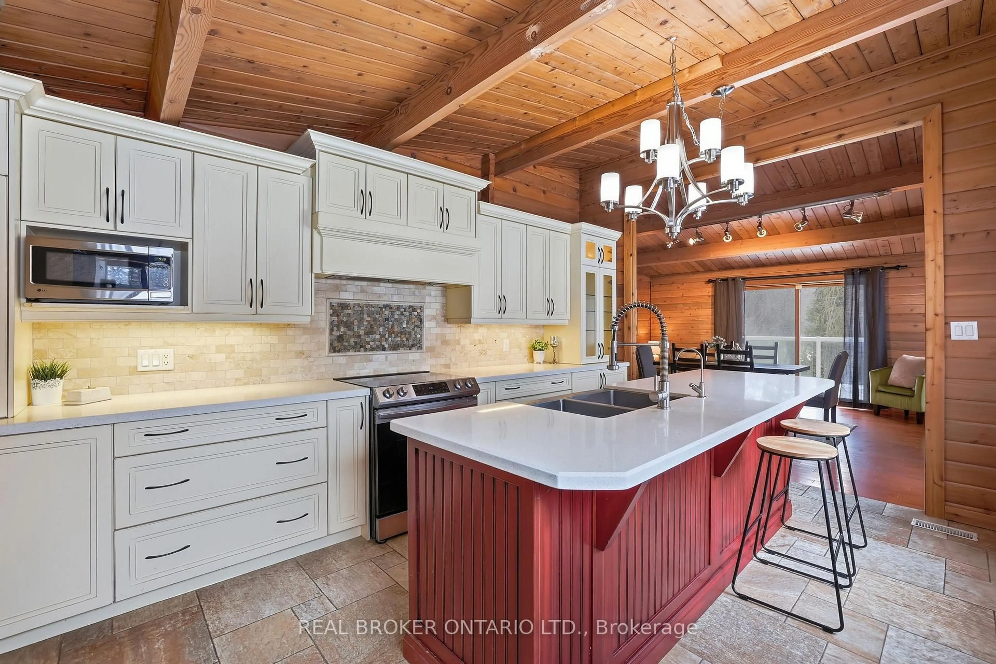 Open concept kitchen, ceramic/tile floor for 26 Orchard Crt, East Gwillimbury Ontario L0G 1M0