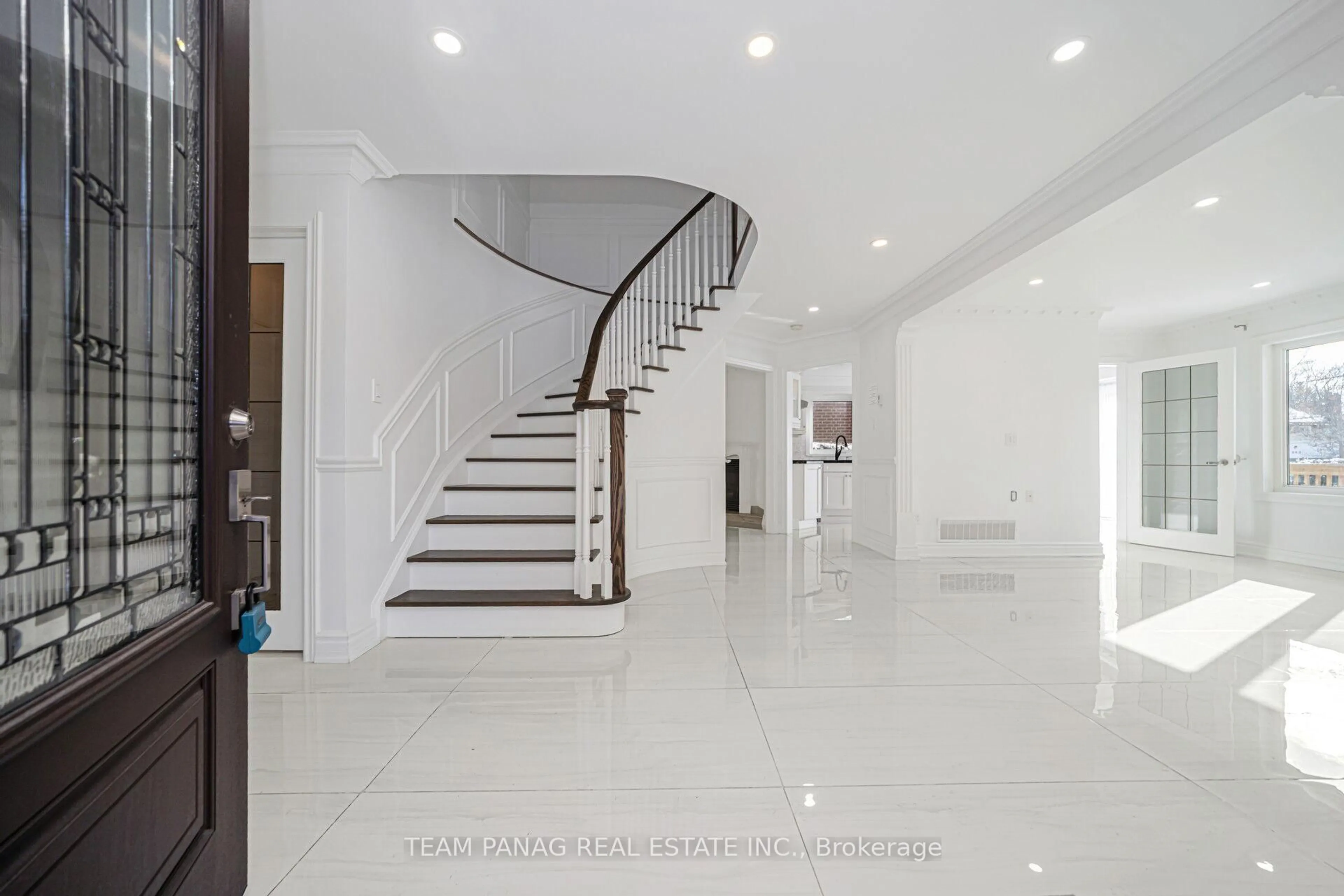 Indoor foyer for 133 Arten Ave, Richmond Hill Ontario L4C 9Y3
