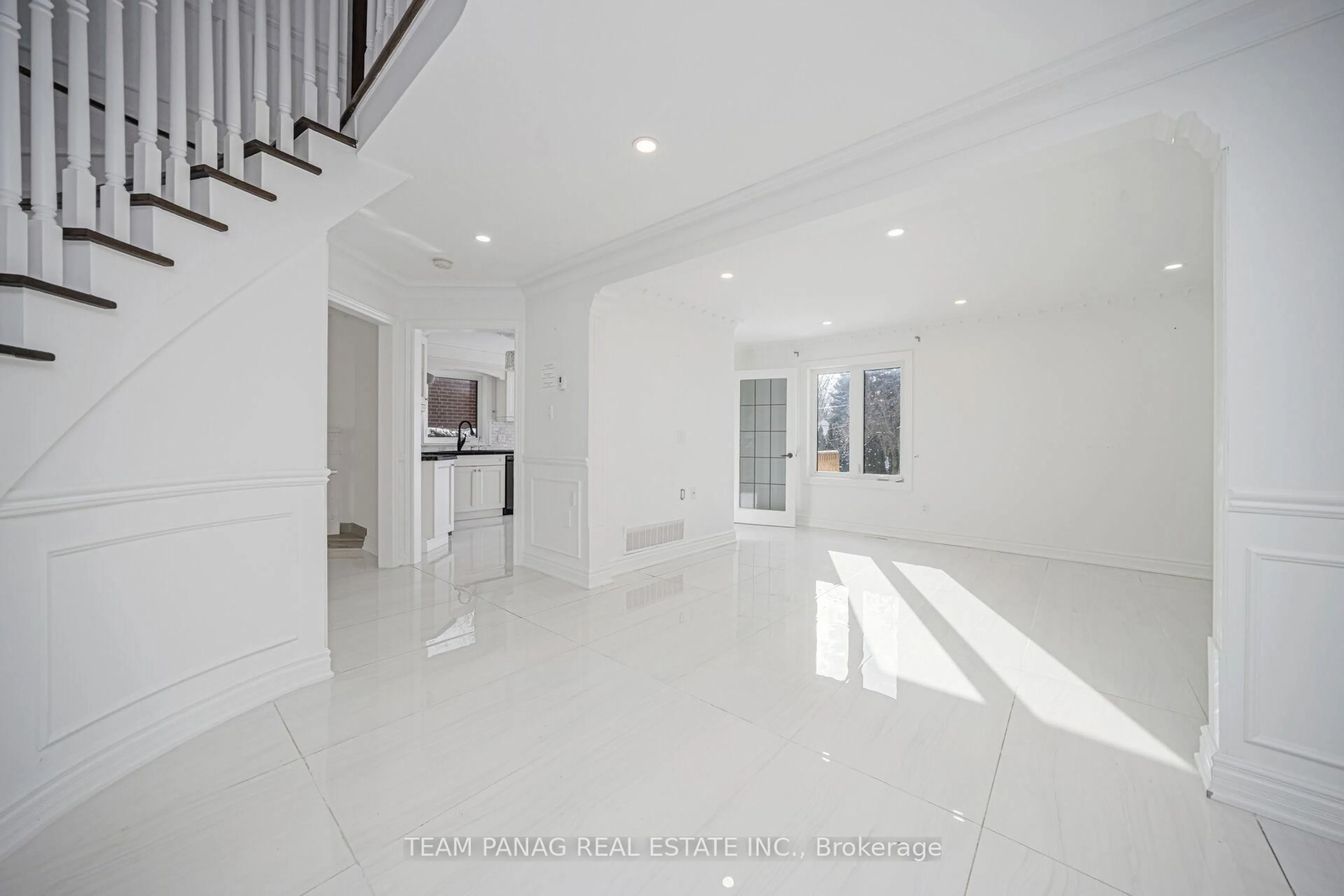 Indoor foyer for 133 Arten Ave, Richmond Hill Ontario L4C 9Y3