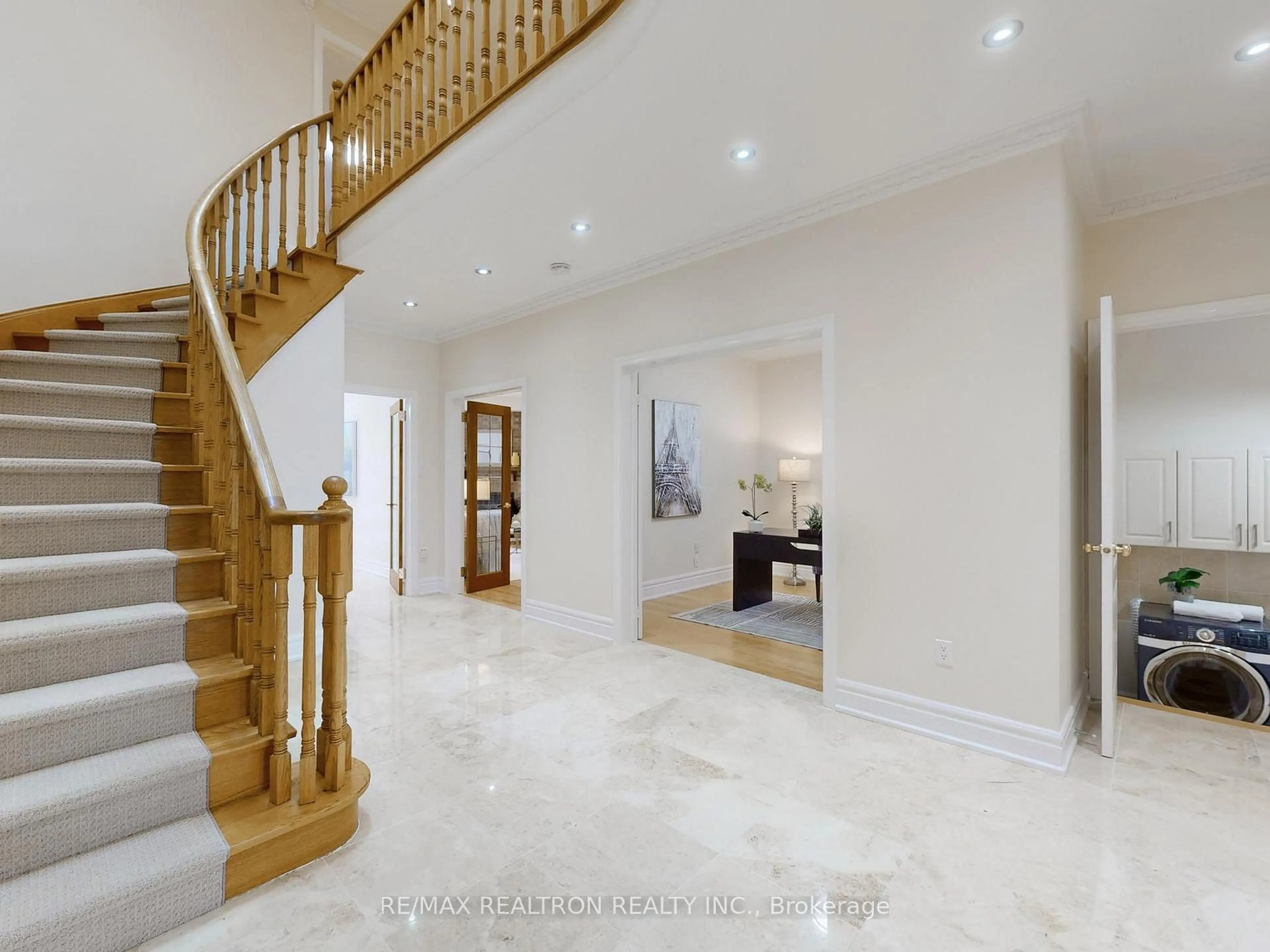 Indoor foyer for 342 Brookside Rd, Richmond Hill Ontario L4C 0G6