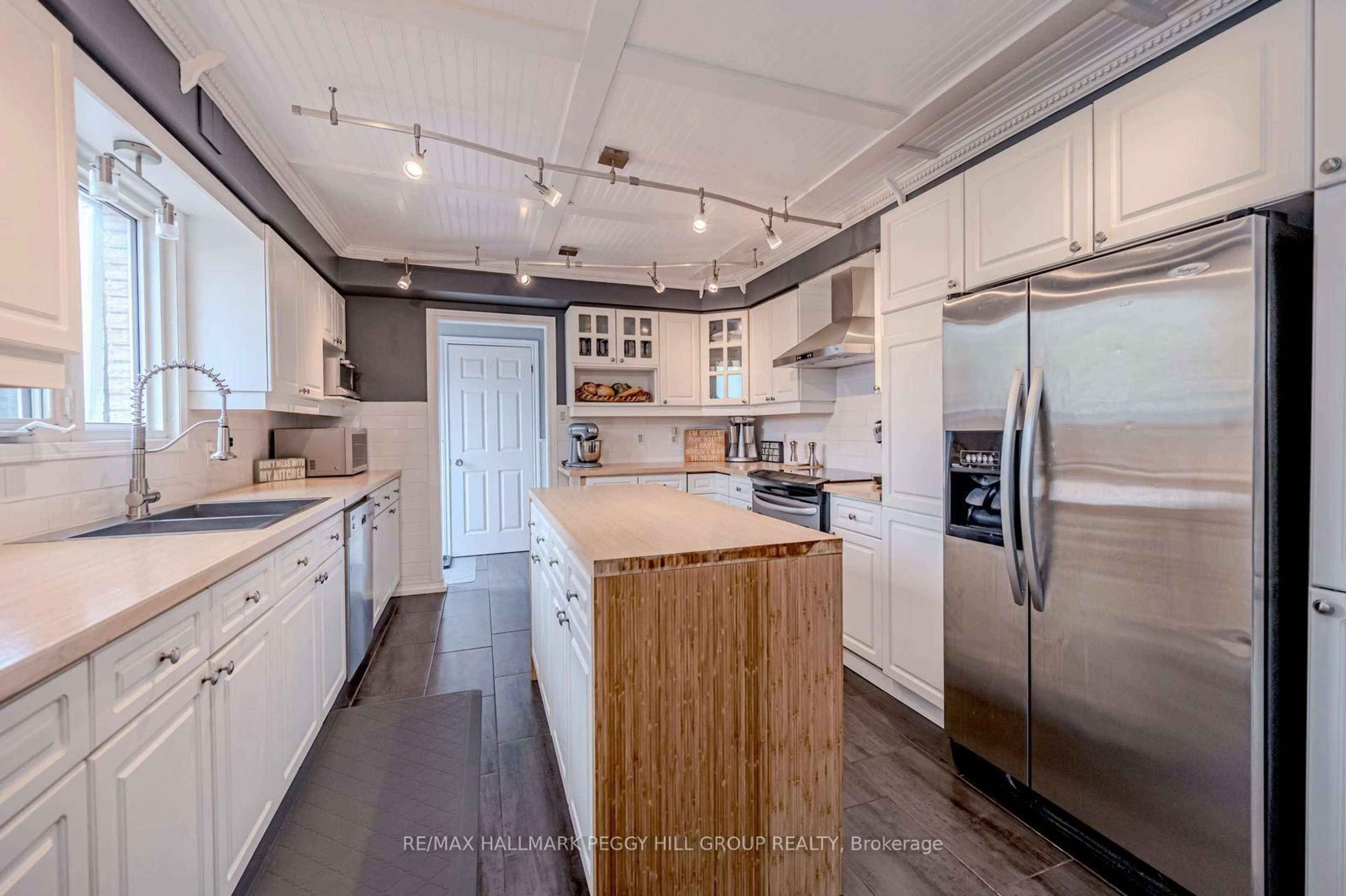 Open concept kitchen, unknown for 1923 10th Line, Innisfil Ontario L9S 3P5