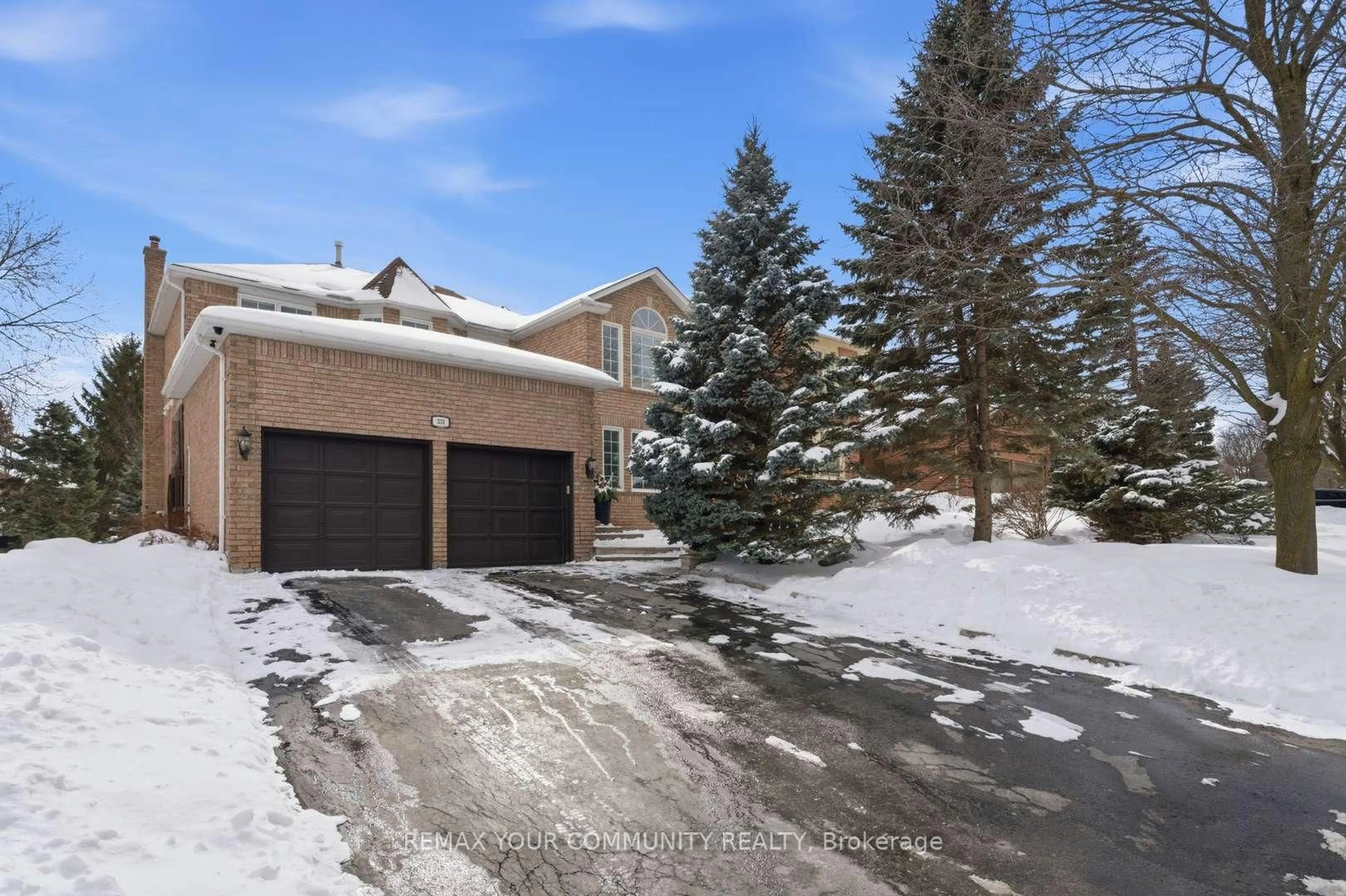 A pic from outside/outdoor area/front of a property/back of a property/a pic from drone, street for 331 Kennedy St, Aurora Ontario L4G 6L7