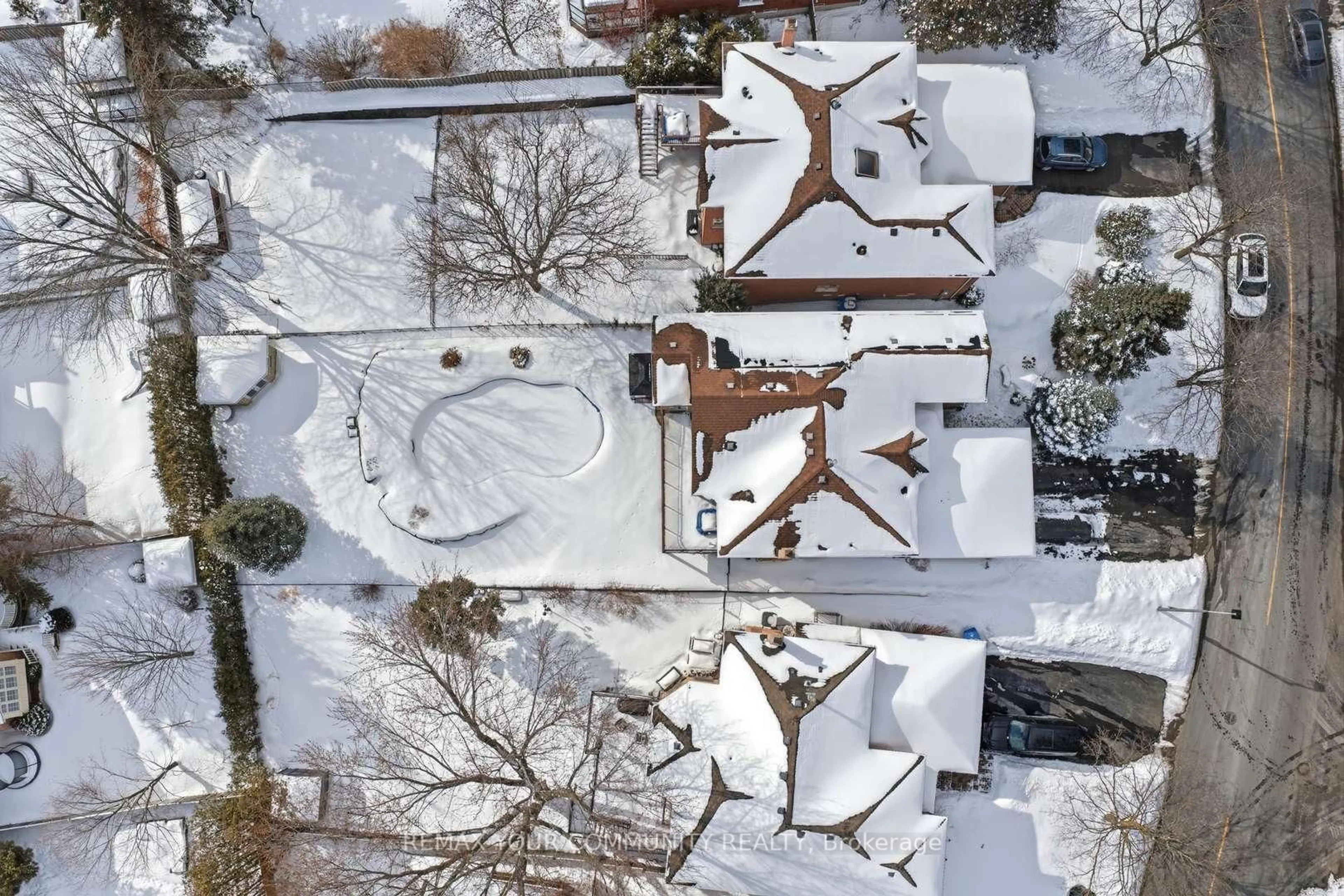 A pic from outside/outdoor area/front of a property/back of a property/a pic from drone, street for 331 Kennedy St, Aurora Ontario L4G 6L7