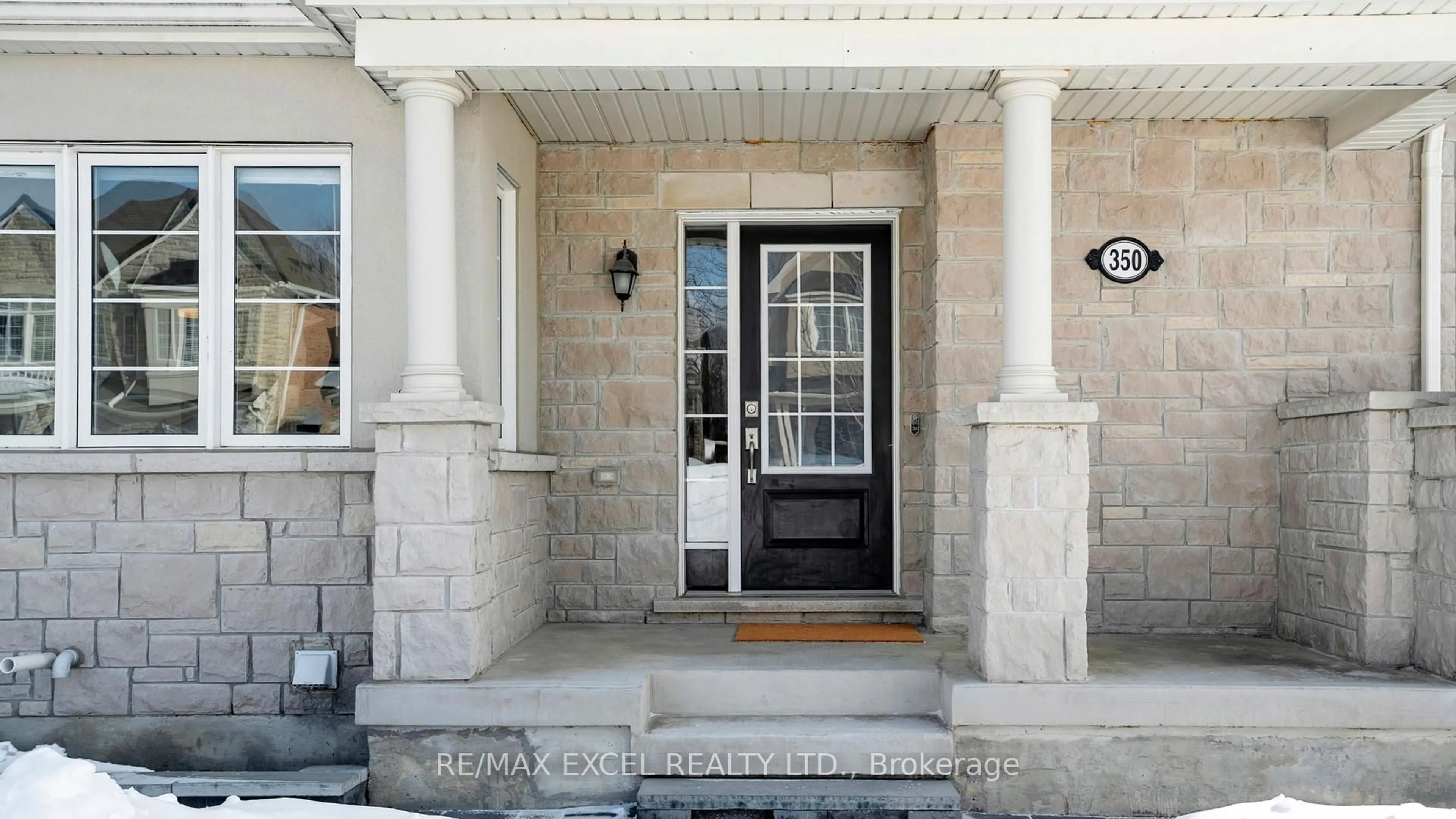 Indoor entryway for 350 Thomas Phillips Dr, Aurora Ontario L4G 0T2