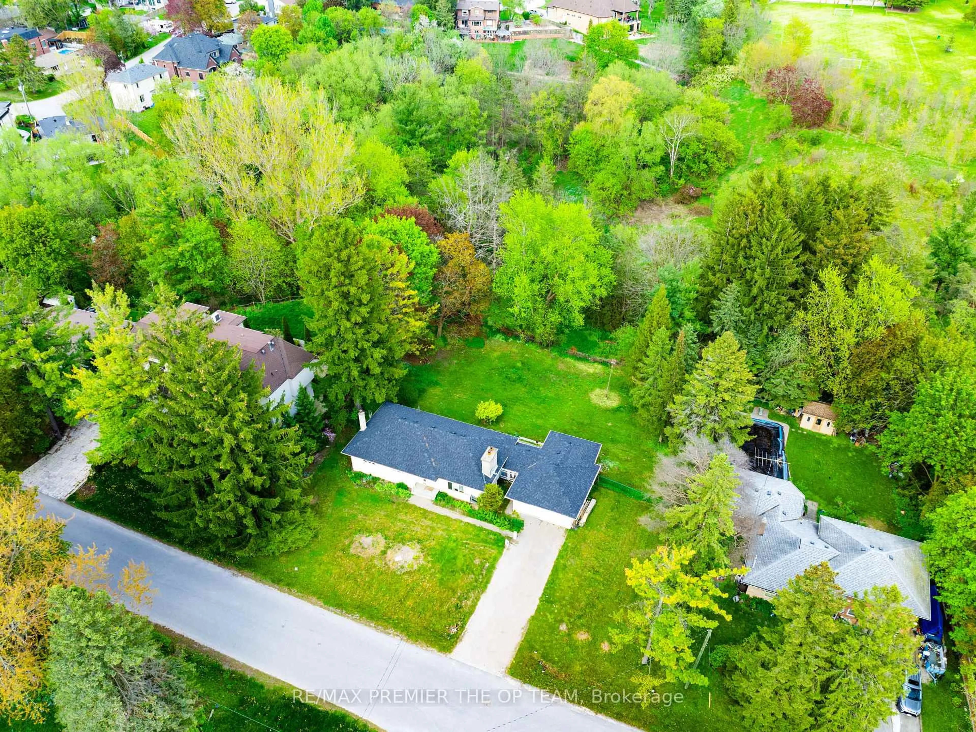 A pic from outside/outdoor area/front of a property/back of a property/a pic from drone, unknown for 37 John St, King Ontario L7B 1J6