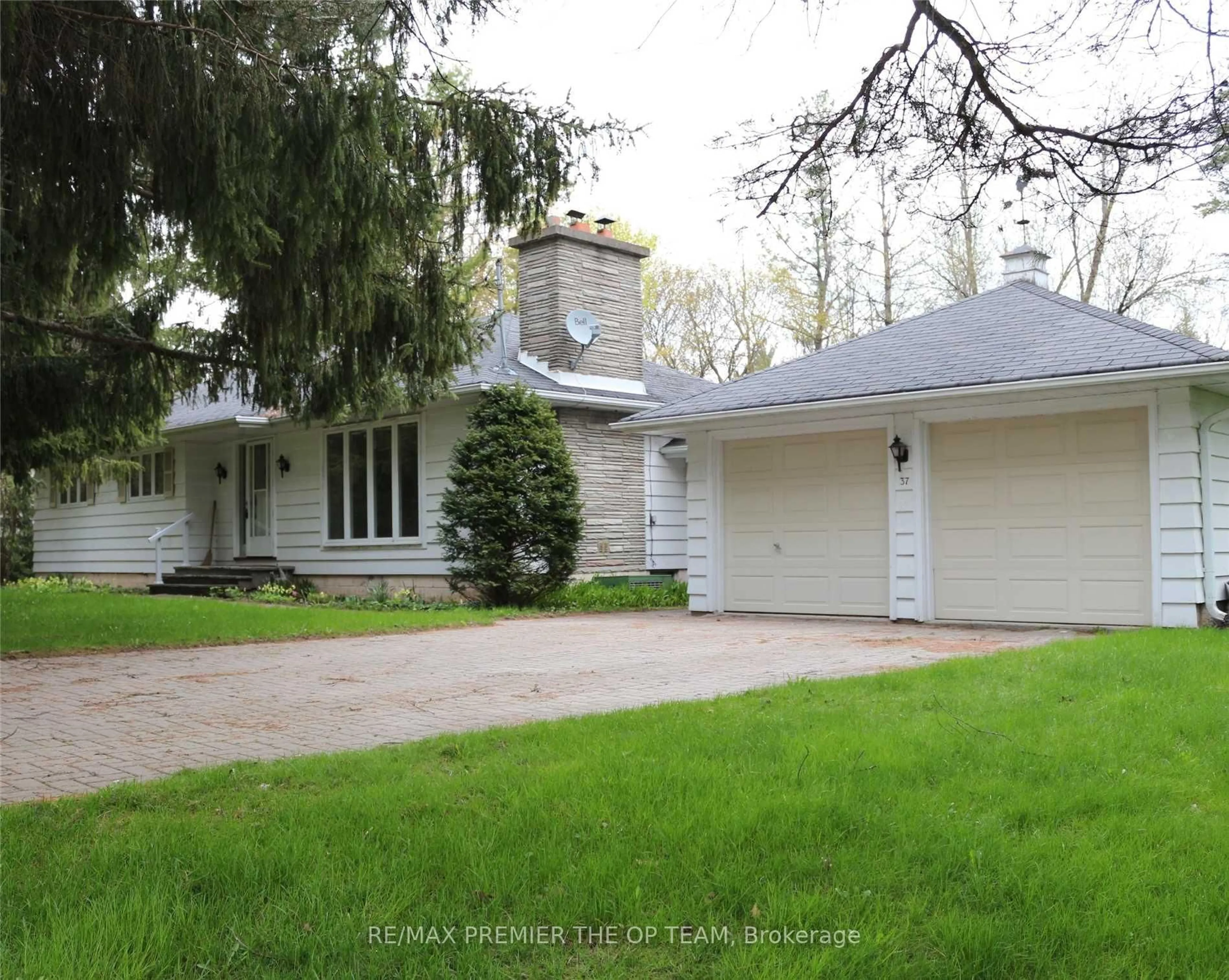 Home with vinyl exterior material, street for 37 John St, King Ontario L7B 1J6