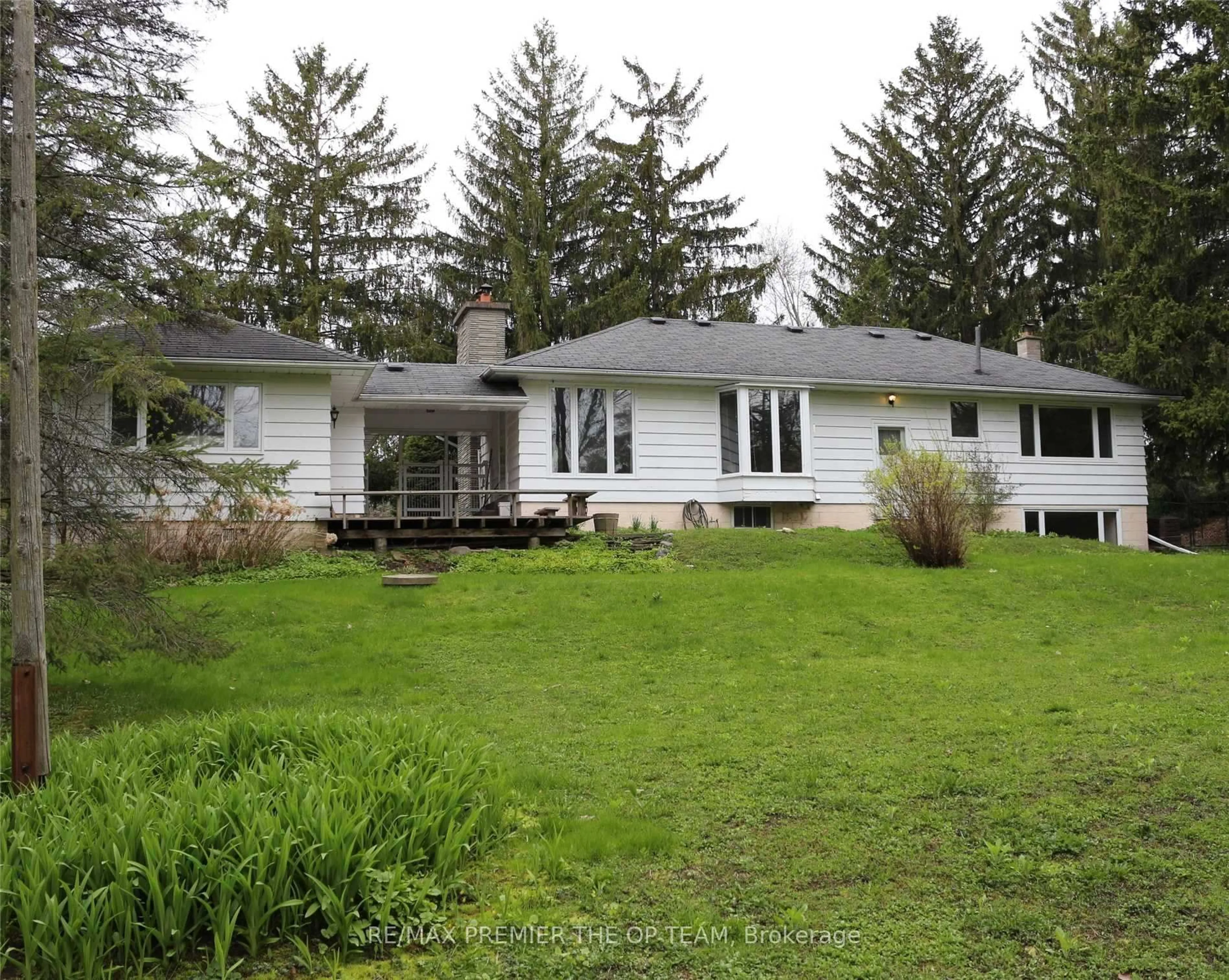 Home with vinyl exterior material, street for 37 John St, King Ontario L7B 1J6