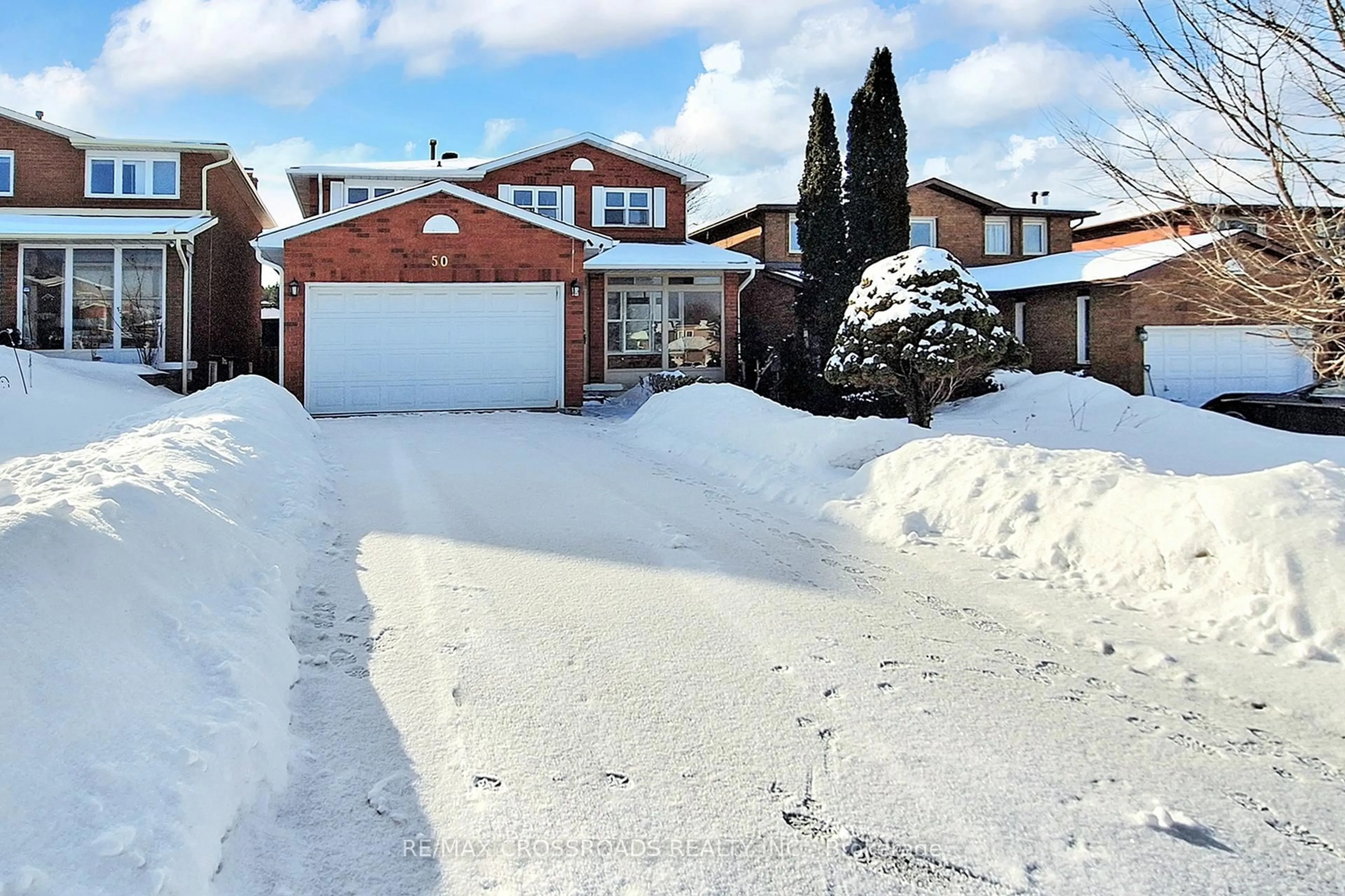 A pic from outside/outdoor area/front of a property/back of a property/a pic from drone, street for 50 Marchwood Cres, Richmond Hill Ontario L4C 8M4
