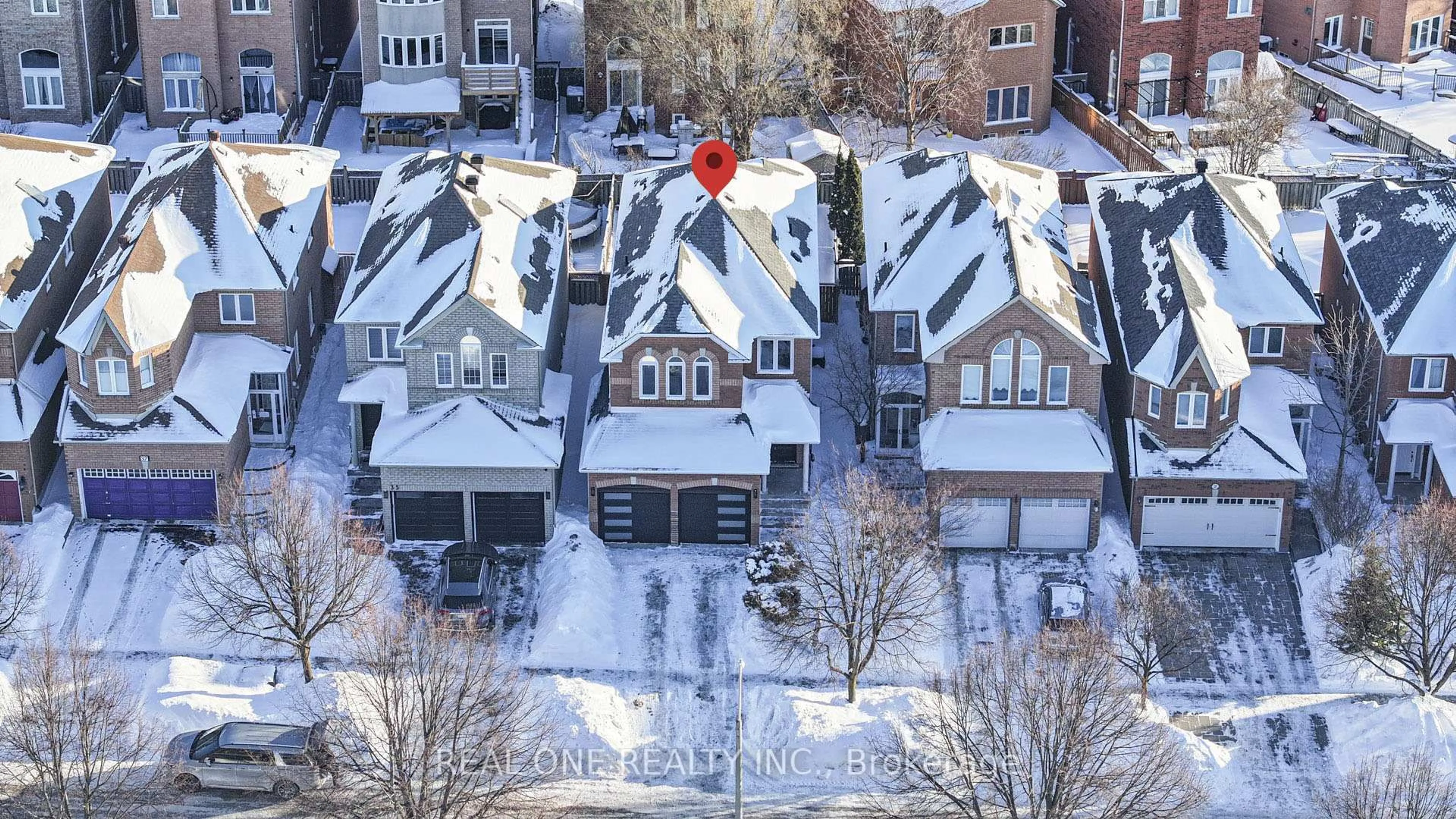 A pic from outside/outdoor area/front of a property/back of a property/a pic from drone, city buildings view from balcony for 33 Formosa Dr, Richmond Hill Ontario L4S 1S6