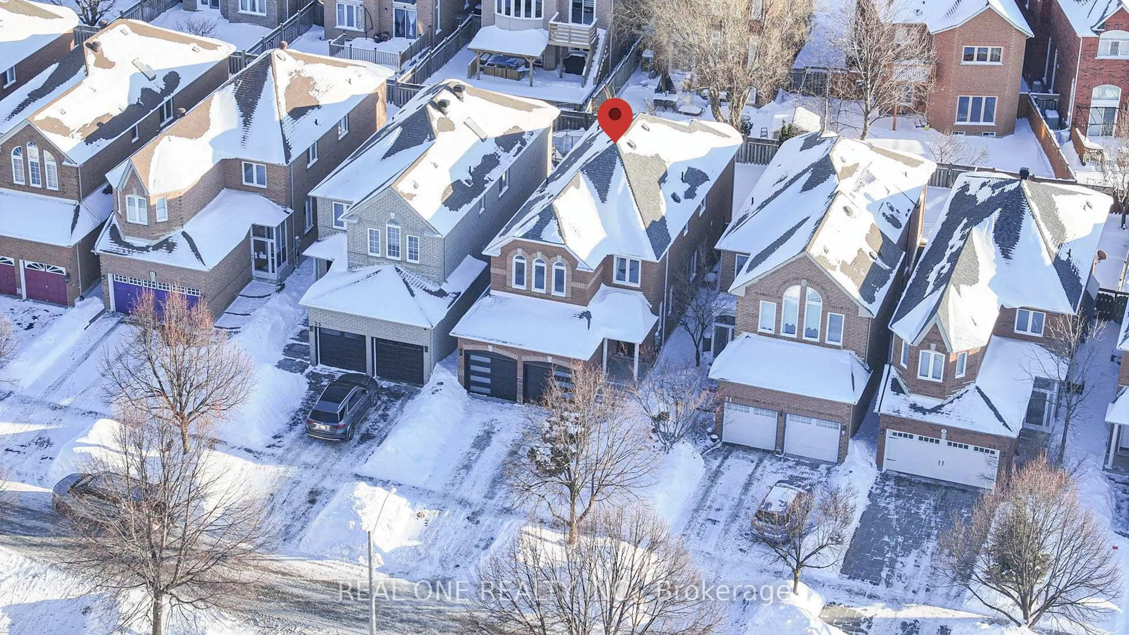 A pic from outside/outdoor area/front of a property/back of a property/a pic from drone, street for 33 Formosa Dr, Richmond Hill Ontario L4S 1S6
