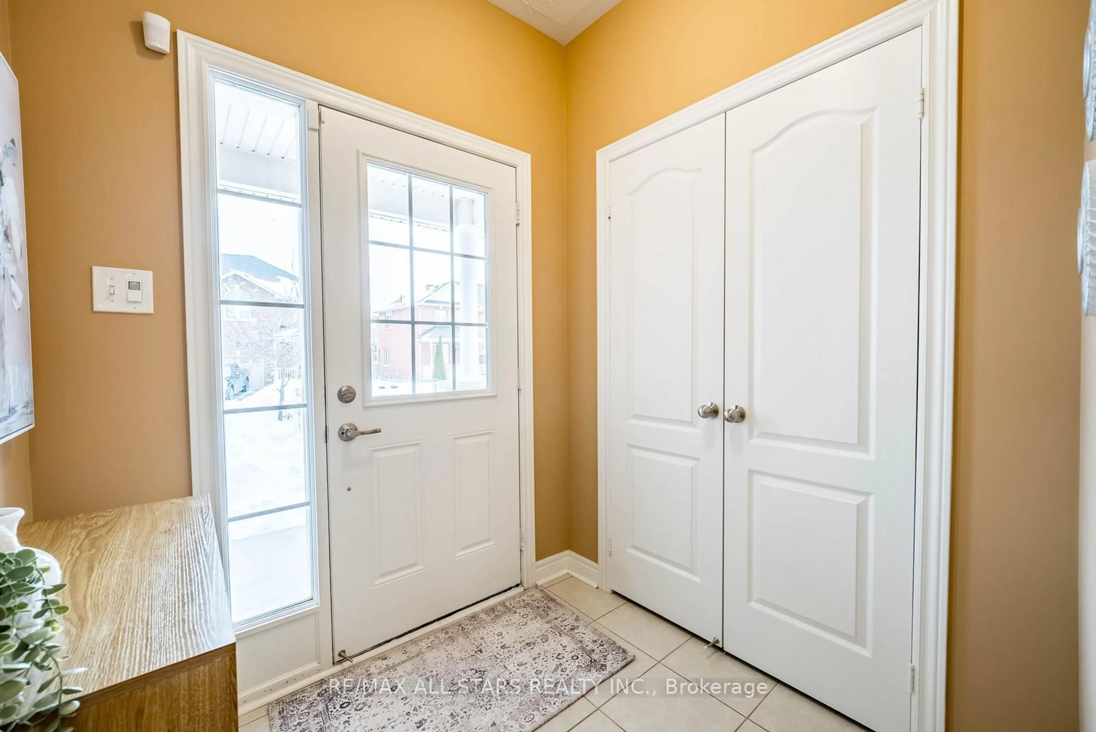 Indoor entryway for 2 Bud Doucette Crt, Uxbridge Ontario L9P 0E4