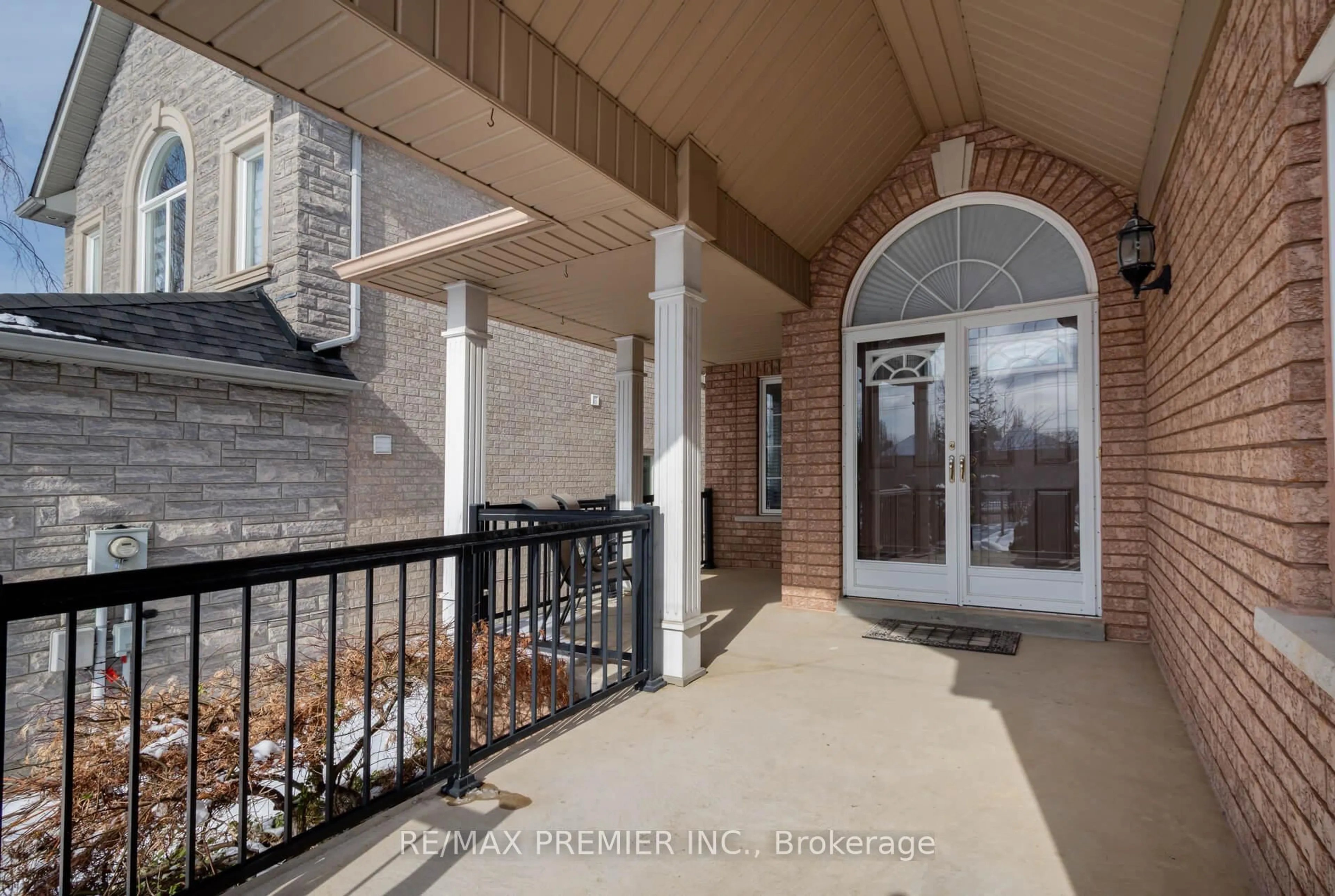 Indoor entryway for 35 Cachet Hill Cres, Vaughan Ontario L4H 1S6