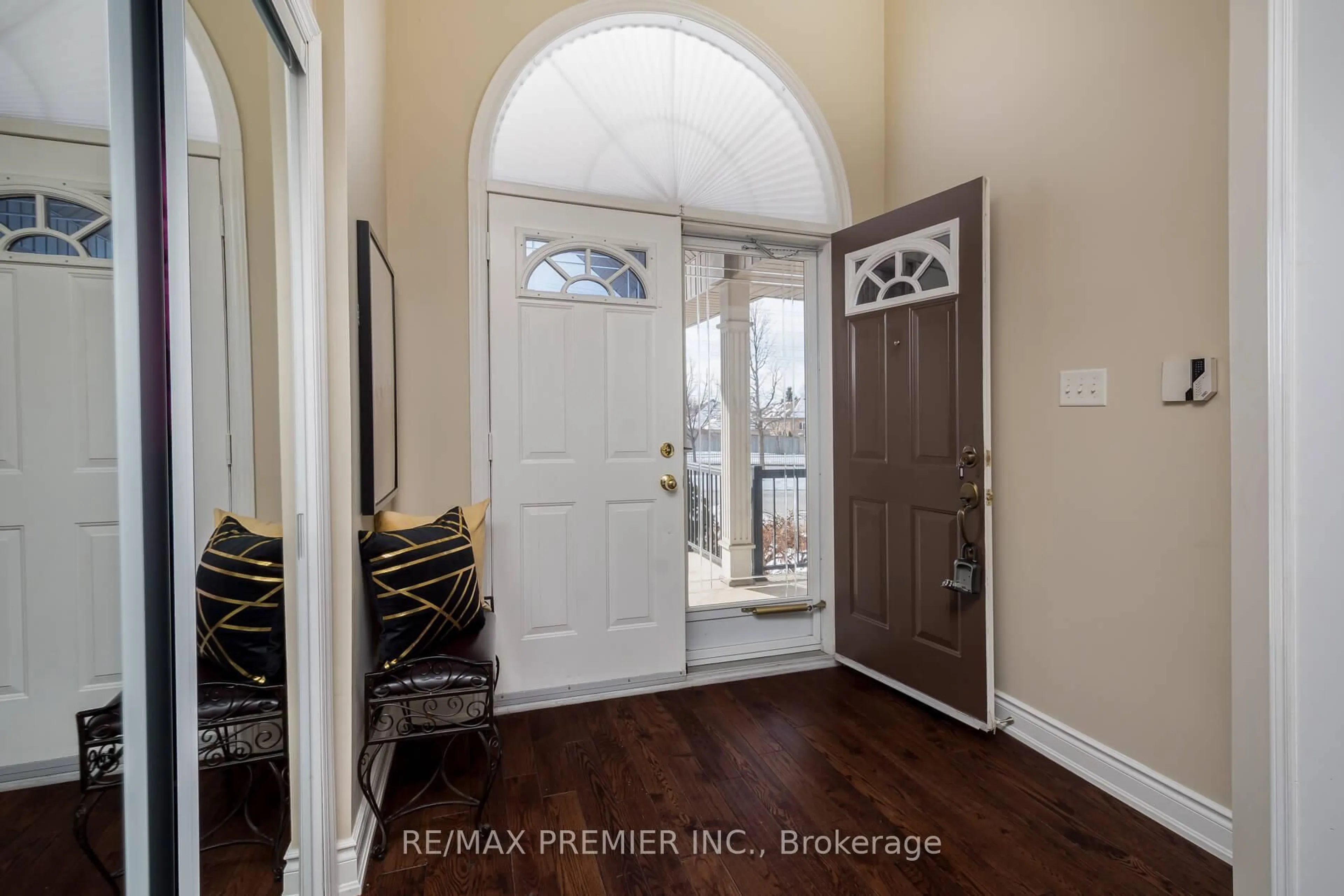 Indoor entryway for 35 Cachet Hill Cres, Vaughan Ontario L4H 1S6