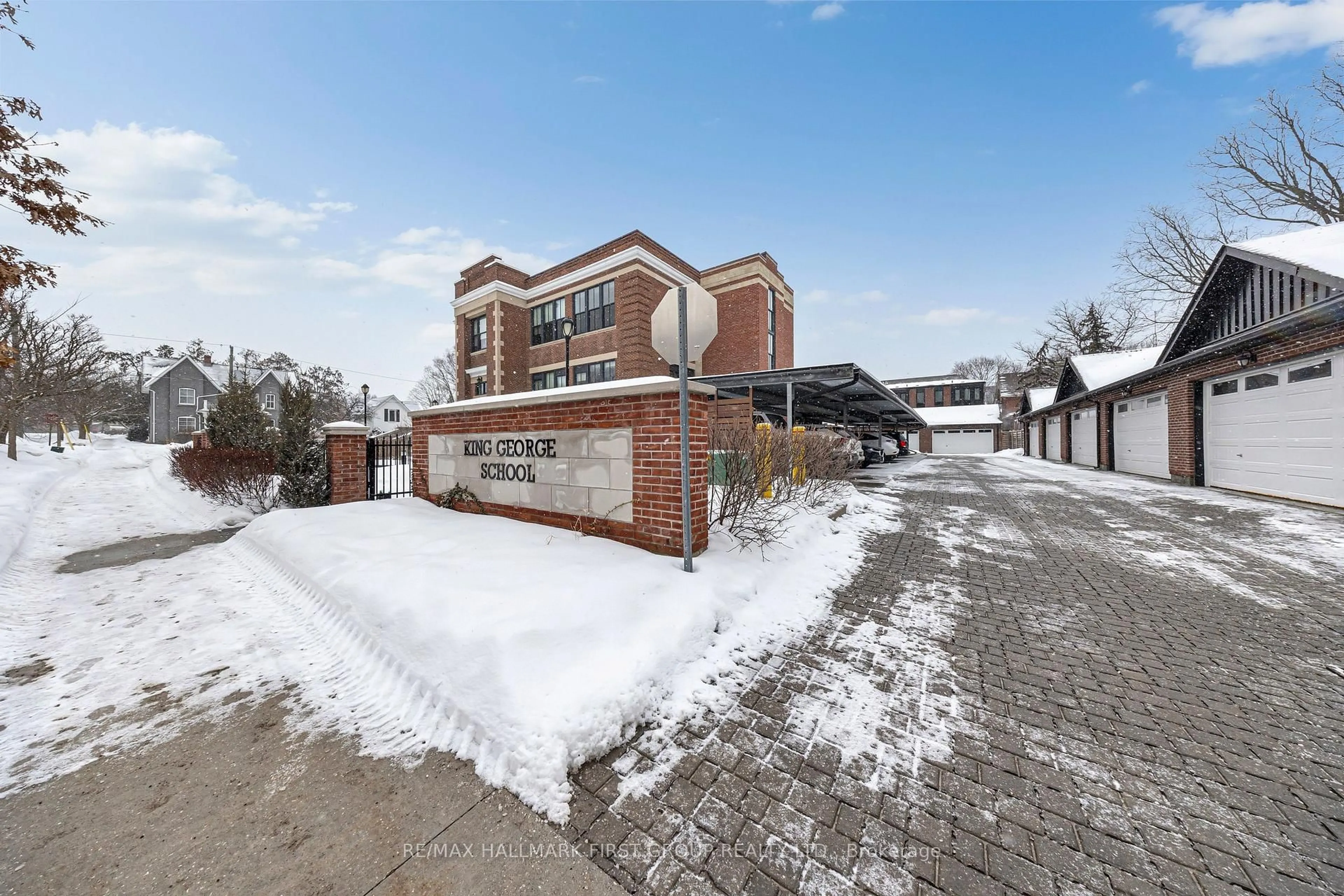 Home with brick exterior material, street for 400 Park Ave #304, Newmarket Ontario L3Y 1V8