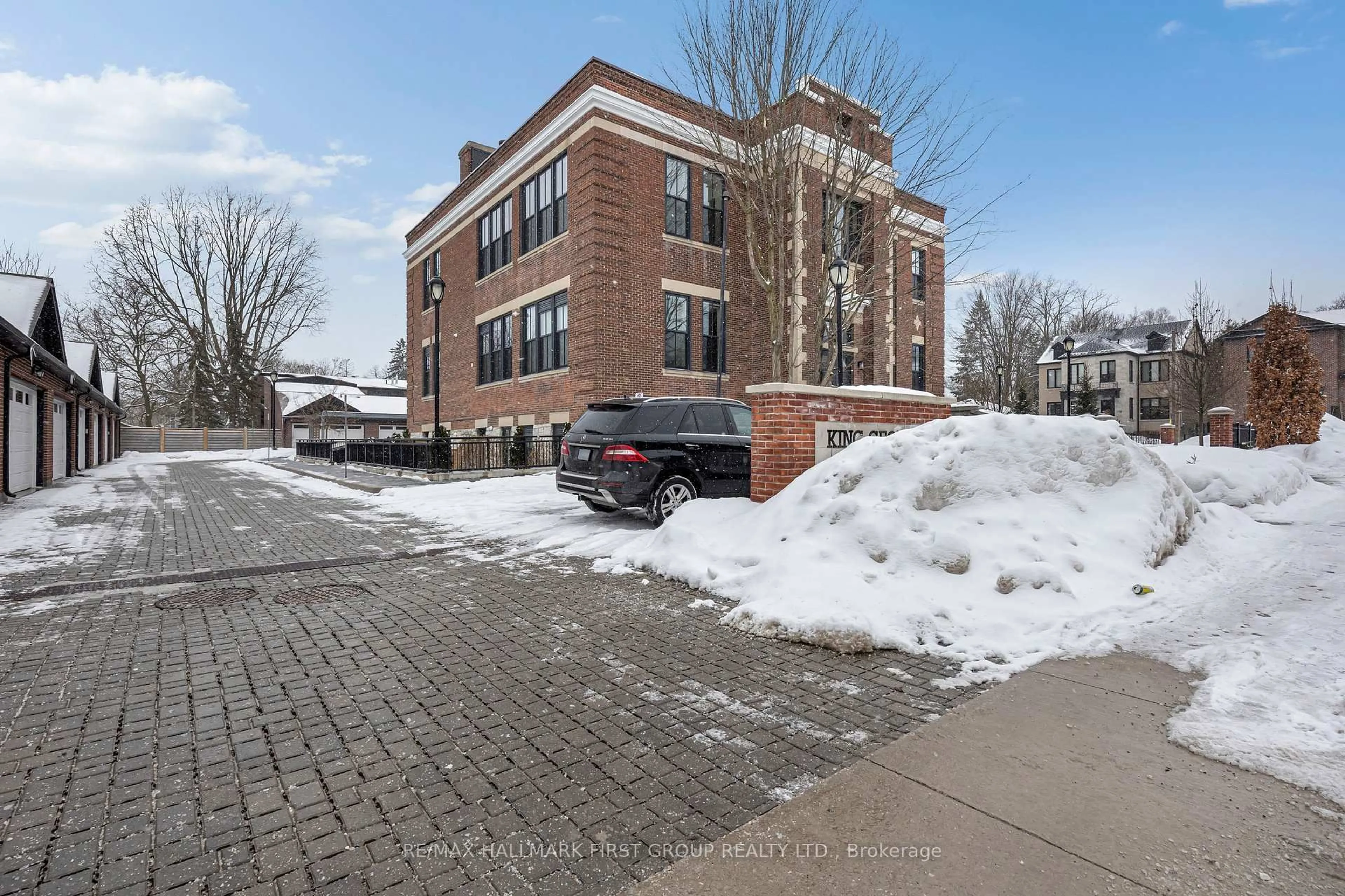 Unknown for 400 Park Ave #304, Newmarket Ontario L3Y 1V8