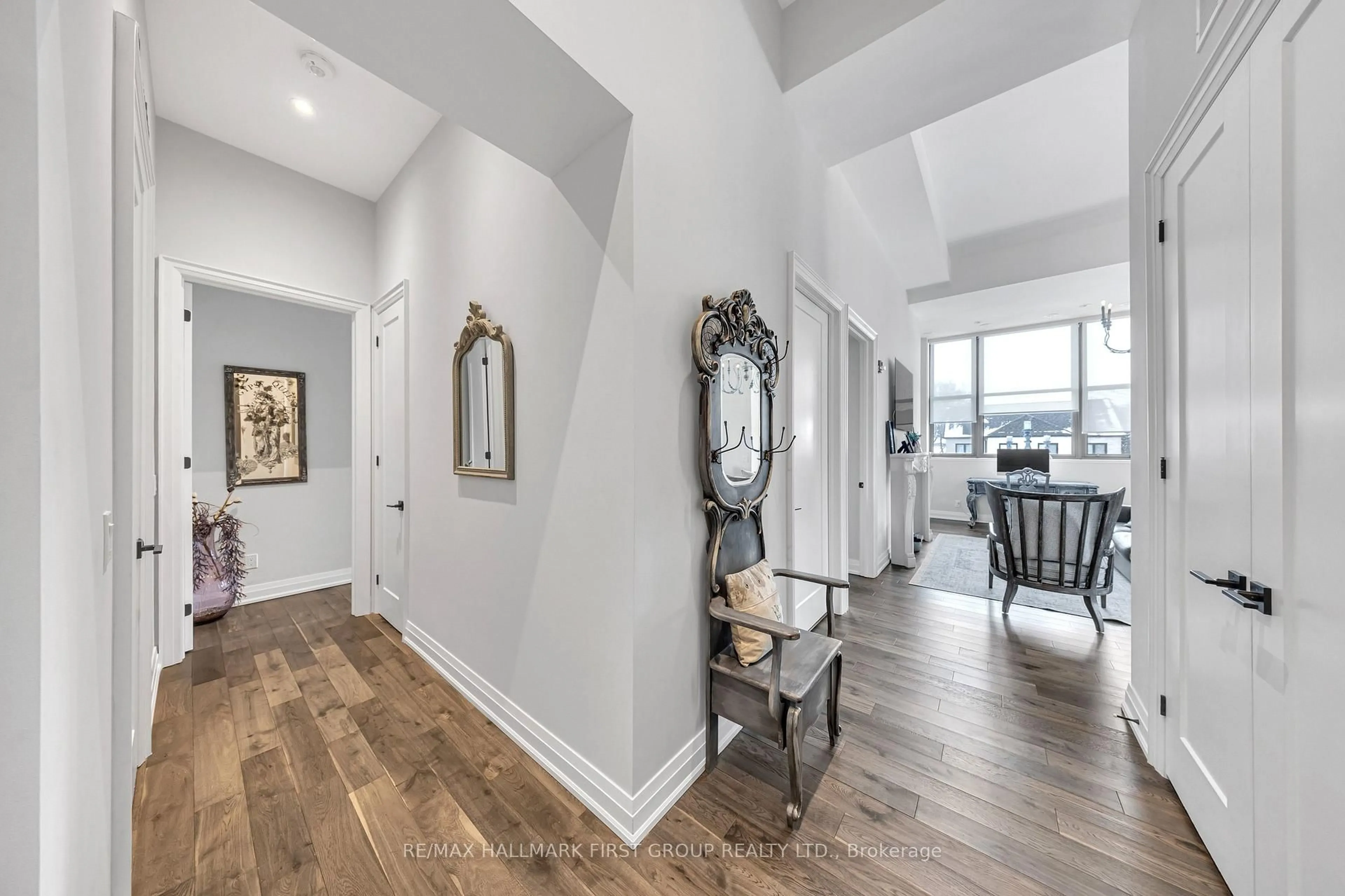 Indoor entryway for 400 Park Ave #304, Newmarket Ontario L3Y 1V8