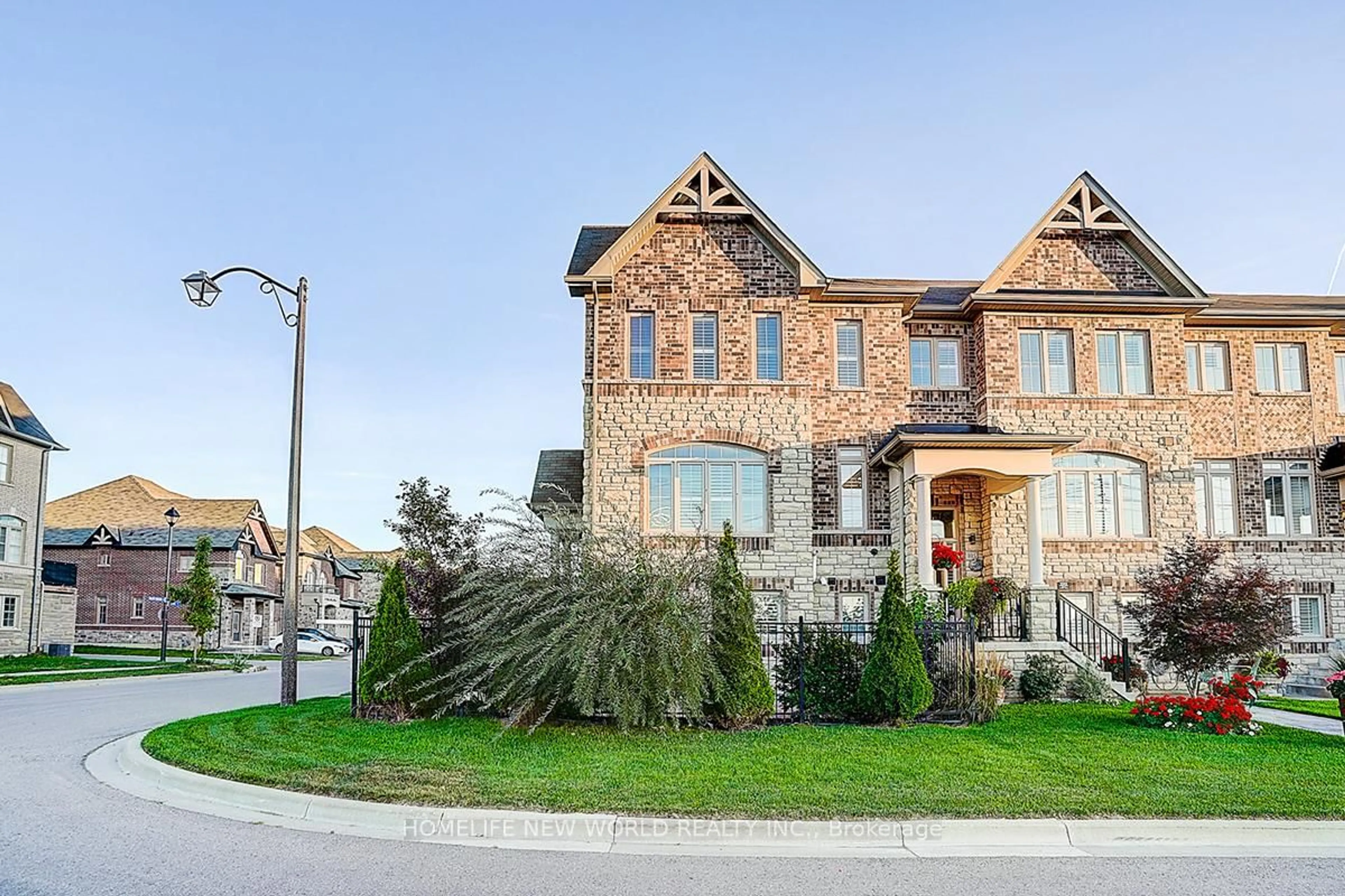 Home with brick exterior material, street for 107 Beechborough Cres, East Gwillimbury Ontario L9N 0N9