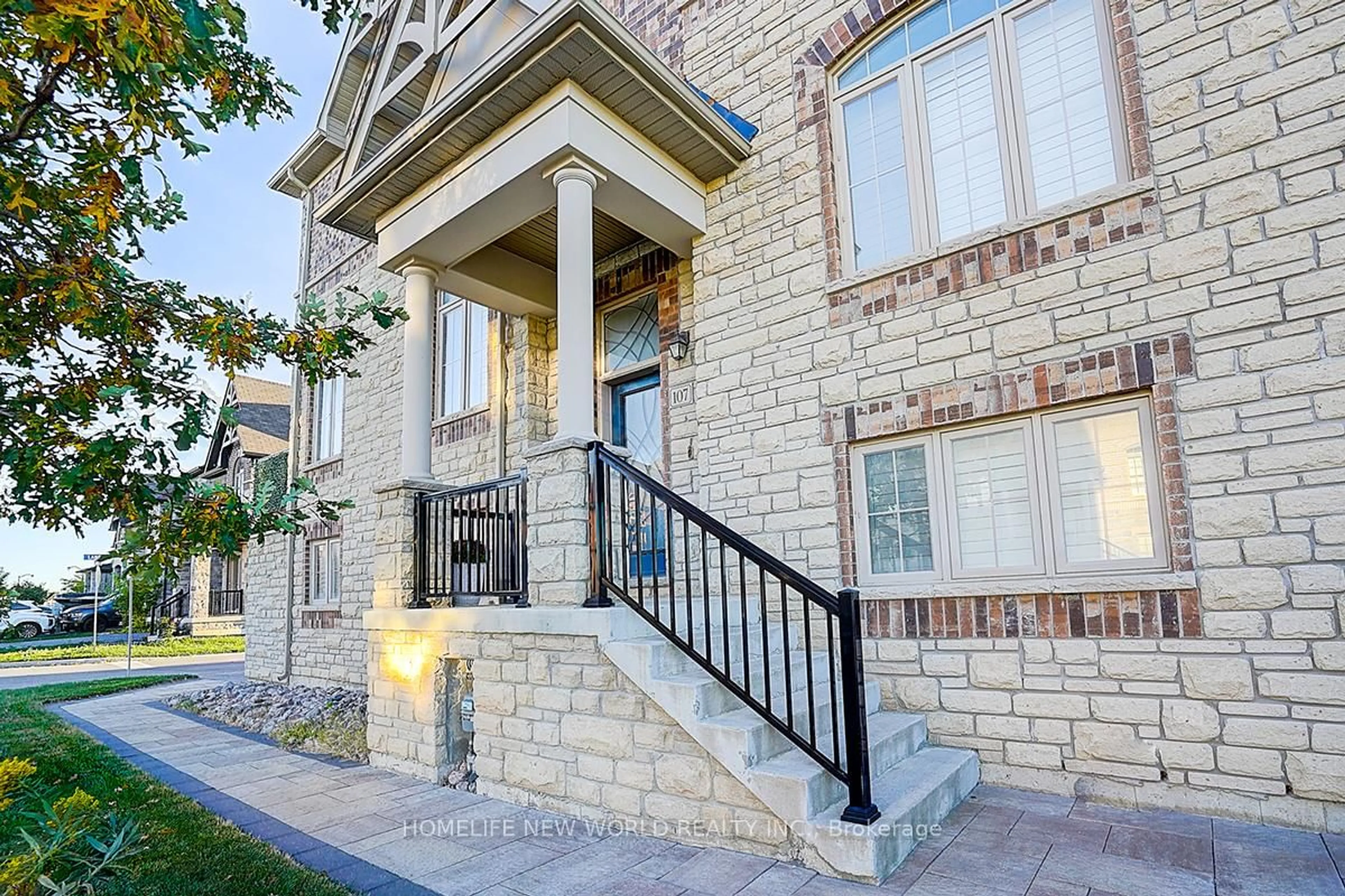 Home with brick exterior material, street for 107 Beechborough Cres, East Gwillimbury Ontario L9N 0N9