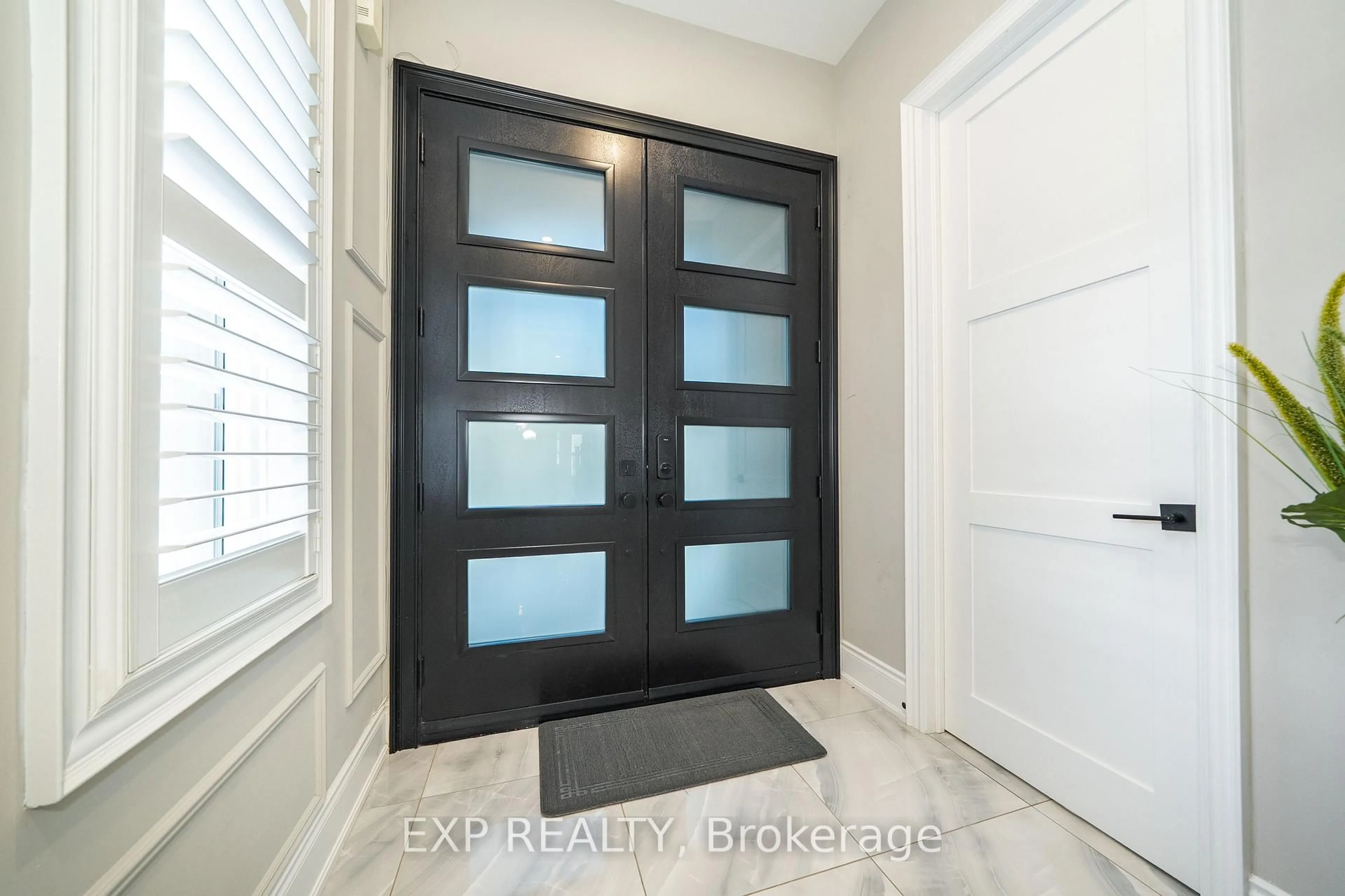 Indoor entryway for 164 Milky Way Dr, Richmond Hill Ontario L4C 4Y3