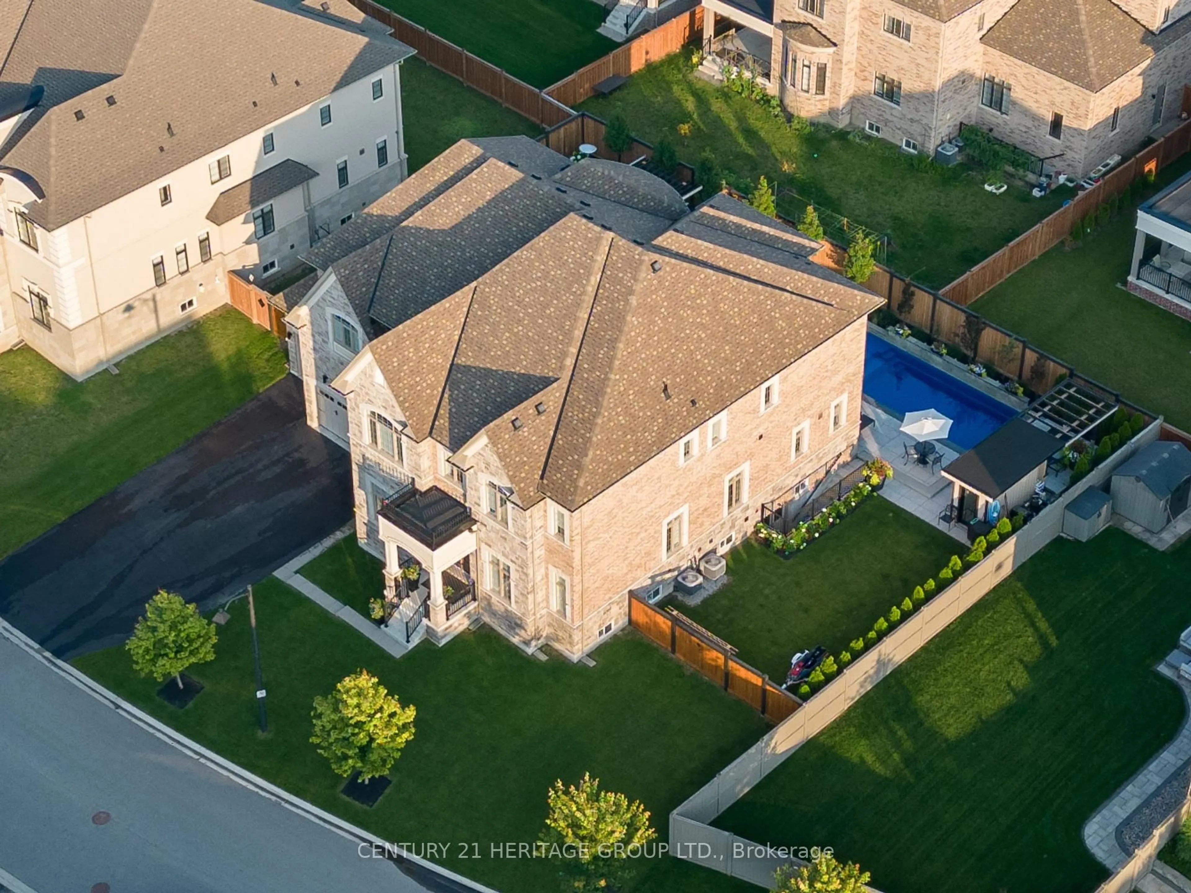 A pic from outside/outdoor area/front of a property/back of a property/a pic from drone, street for 43 Sir Henry Crt, King Ontario L7B 0P5