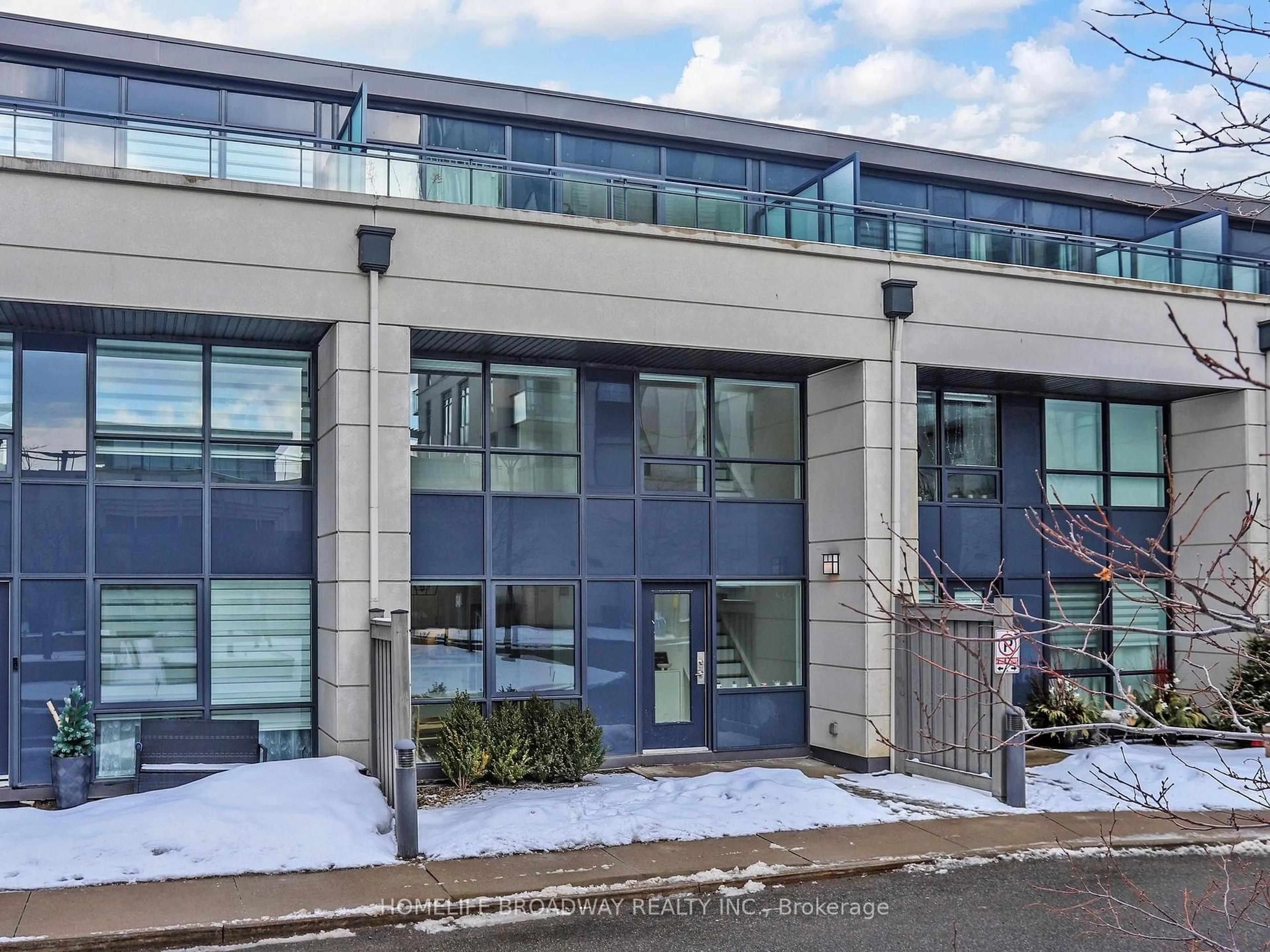 Indoor foyer for 24 Woodstream Blvd #112, Vaughan Ontario L4L 8C4