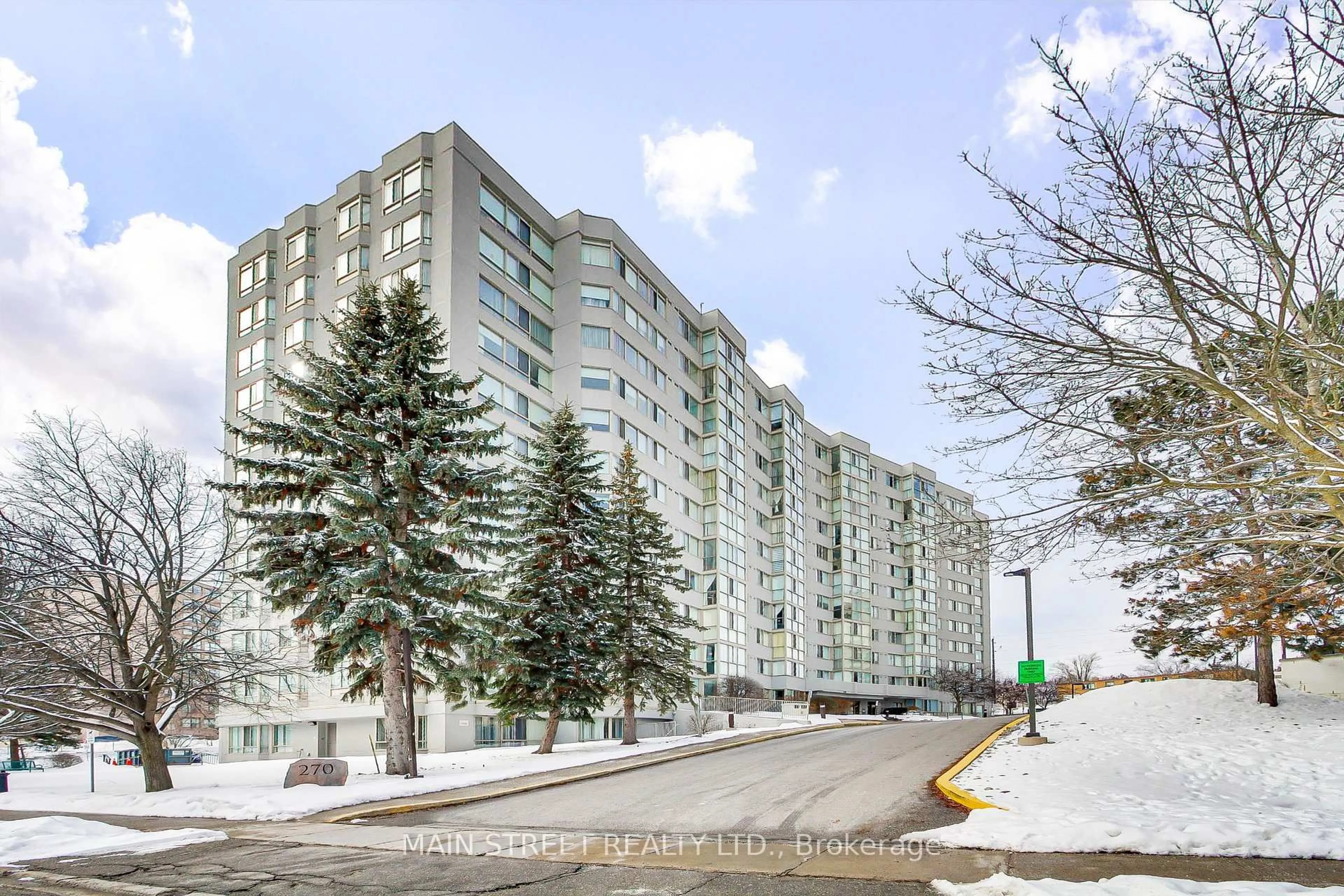 Patio, street for 270 Davis Dr #211, Newmarket Ontario L3Y 8K2