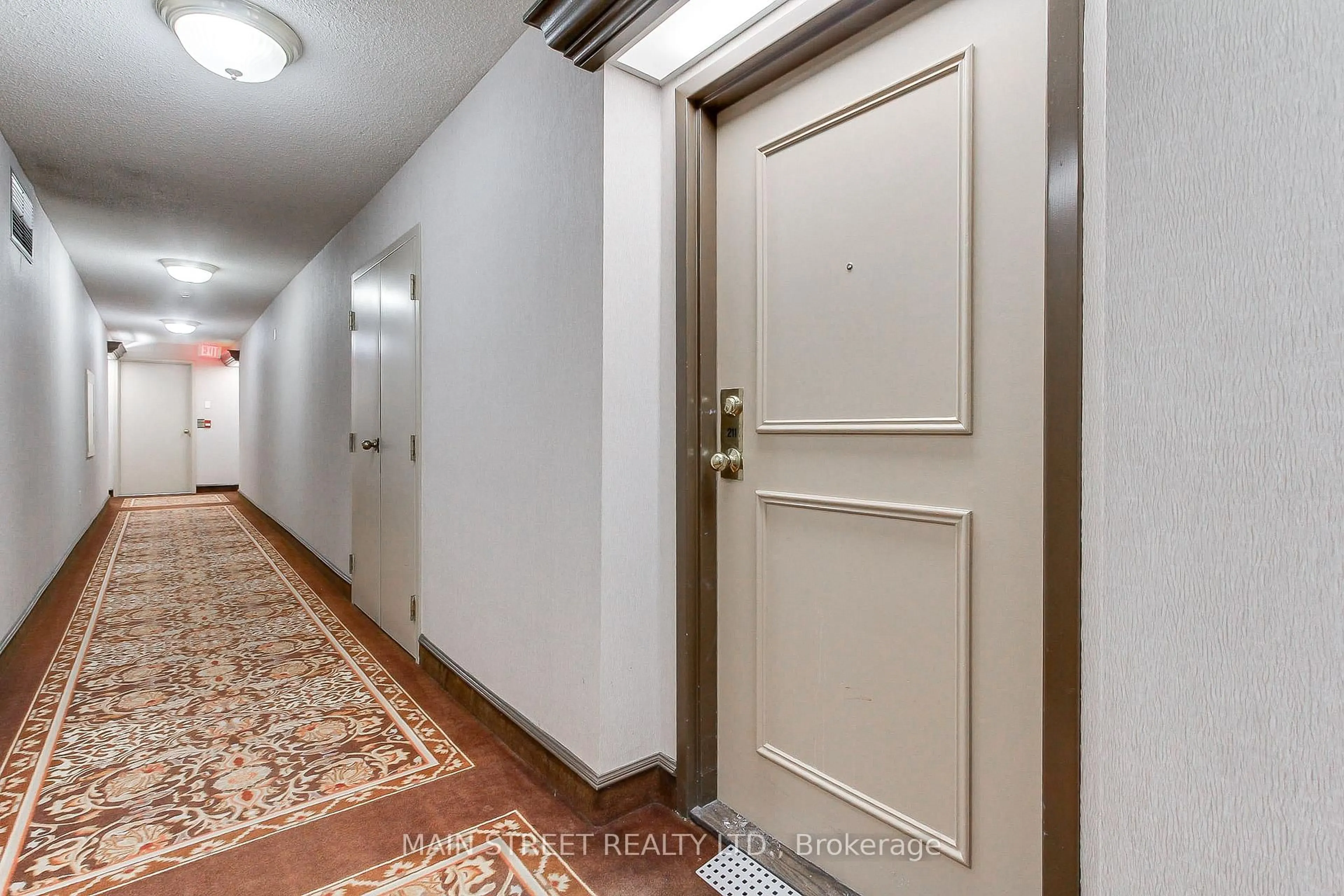 Indoor foyer for 270 Davis Dr #211, Newmarket Ontario L3Y 8K2