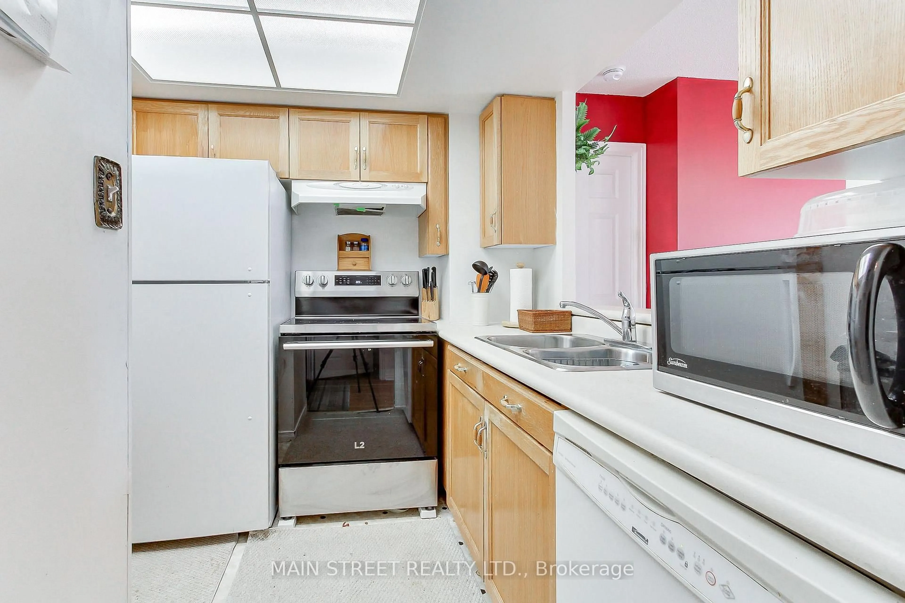 Standard kitchen, ceramic/tile floor for 270 Davis Dr #211, Newmarket Ontario L3Y 8K2