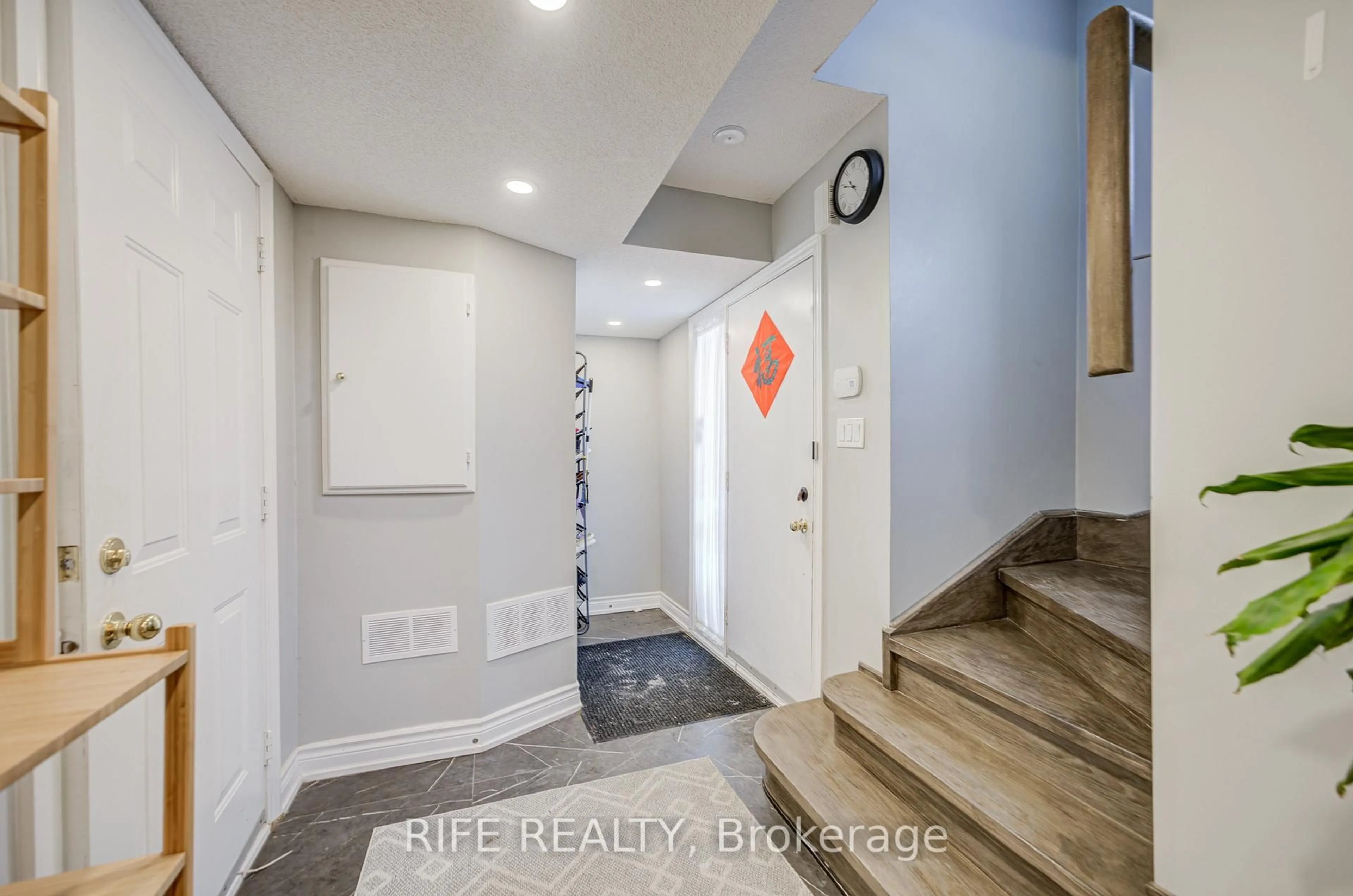 Indoor entryway for 52 Leitchcroft Cres, Markham Ontario L3T 7W1