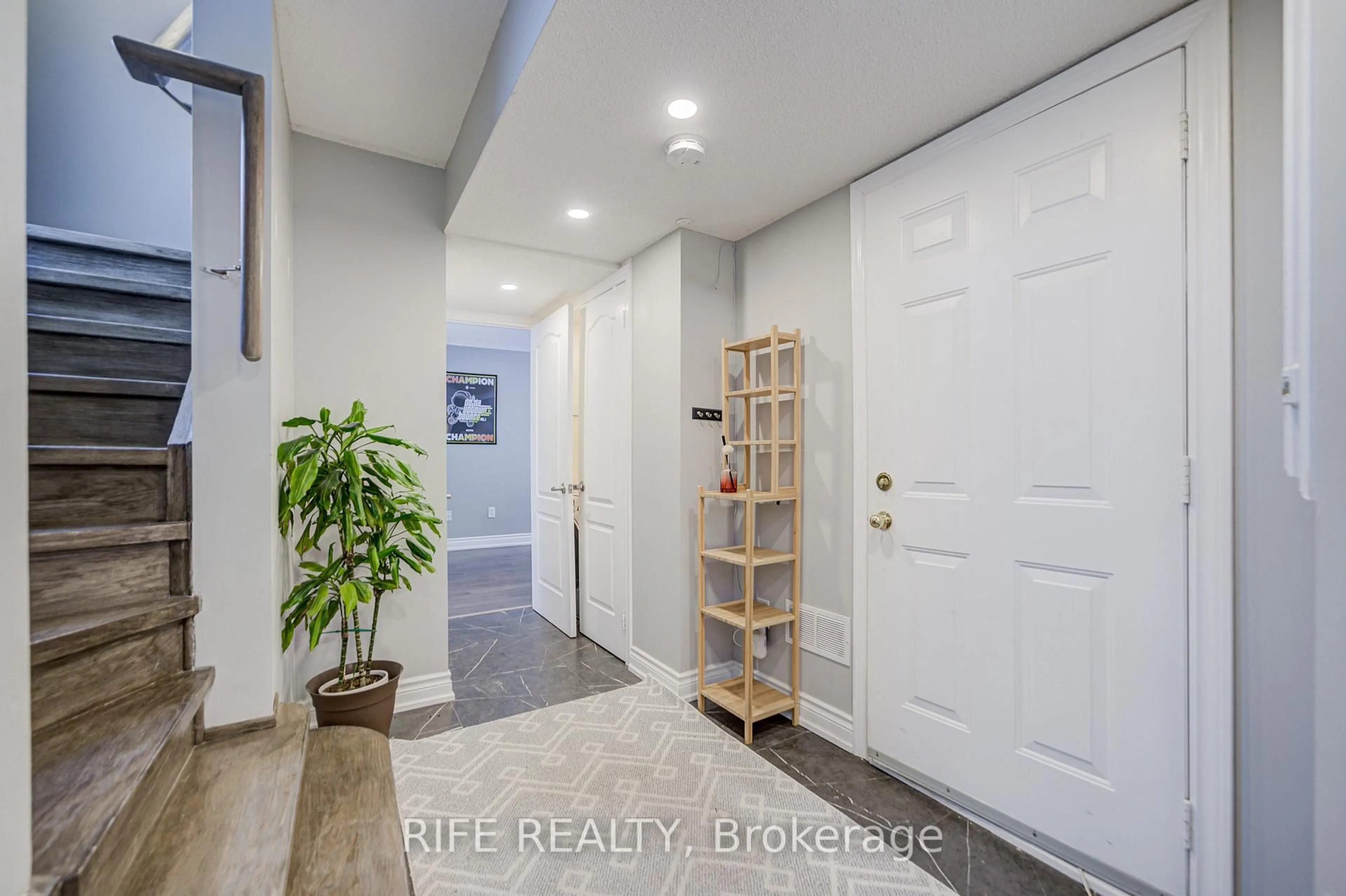 Indoor entryway for 52 Leitchcroft Cres, Markham Ontario L3T 7W1