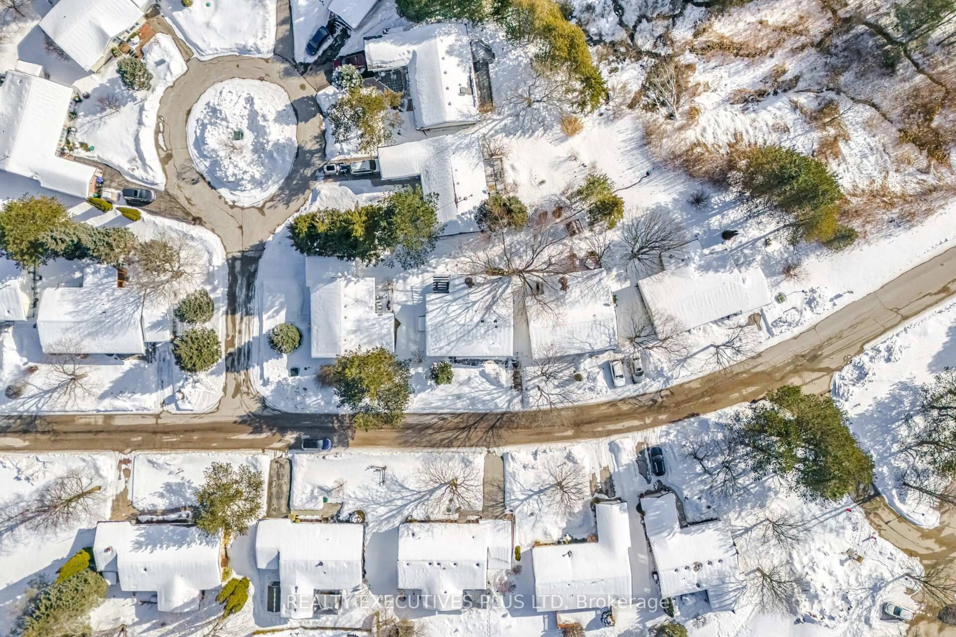 A pic from outside/outdoor area/front of a property/back of a property/a pic from drone, street for 5 Tecumseth Pines Dr, New Tecumseth Ontario L0G 1W0