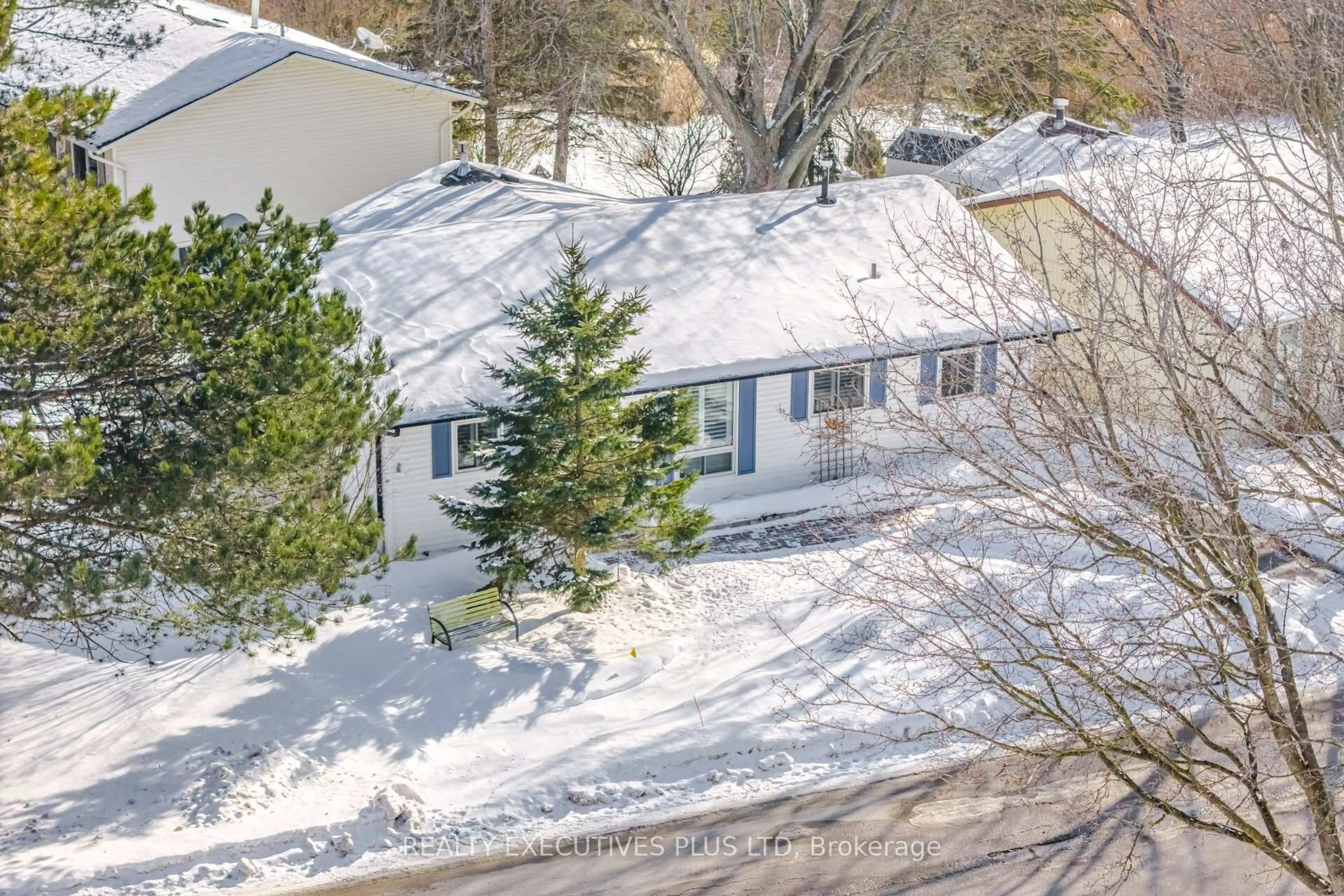 A pic from outside/outdoor area/front of a property/back of a property/a pic from drone, street for 5 Tecumseth Pines Dr, New Tecumseth Ontario L0G 1W0