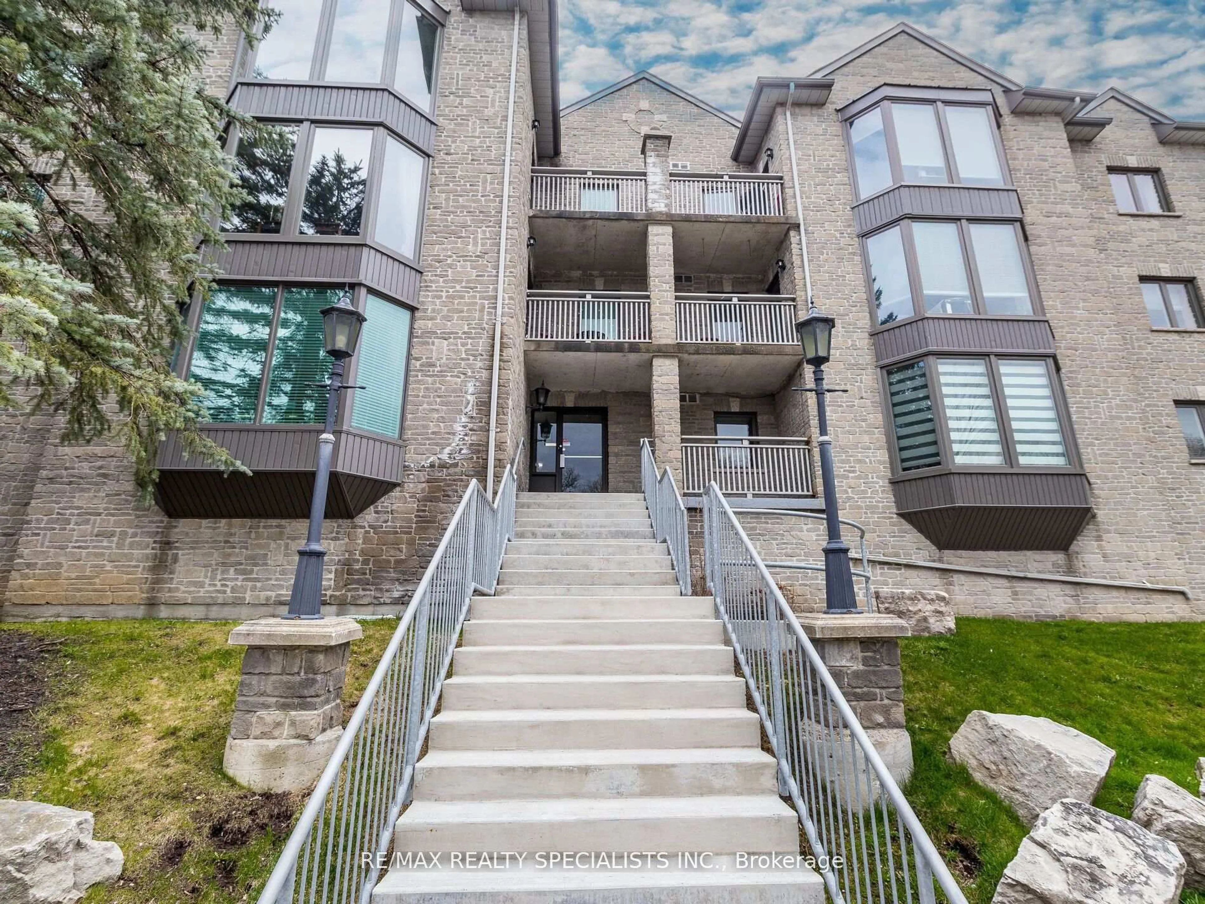 Stairs for 21 George St #306, Aurora Ontario L4G 2S1