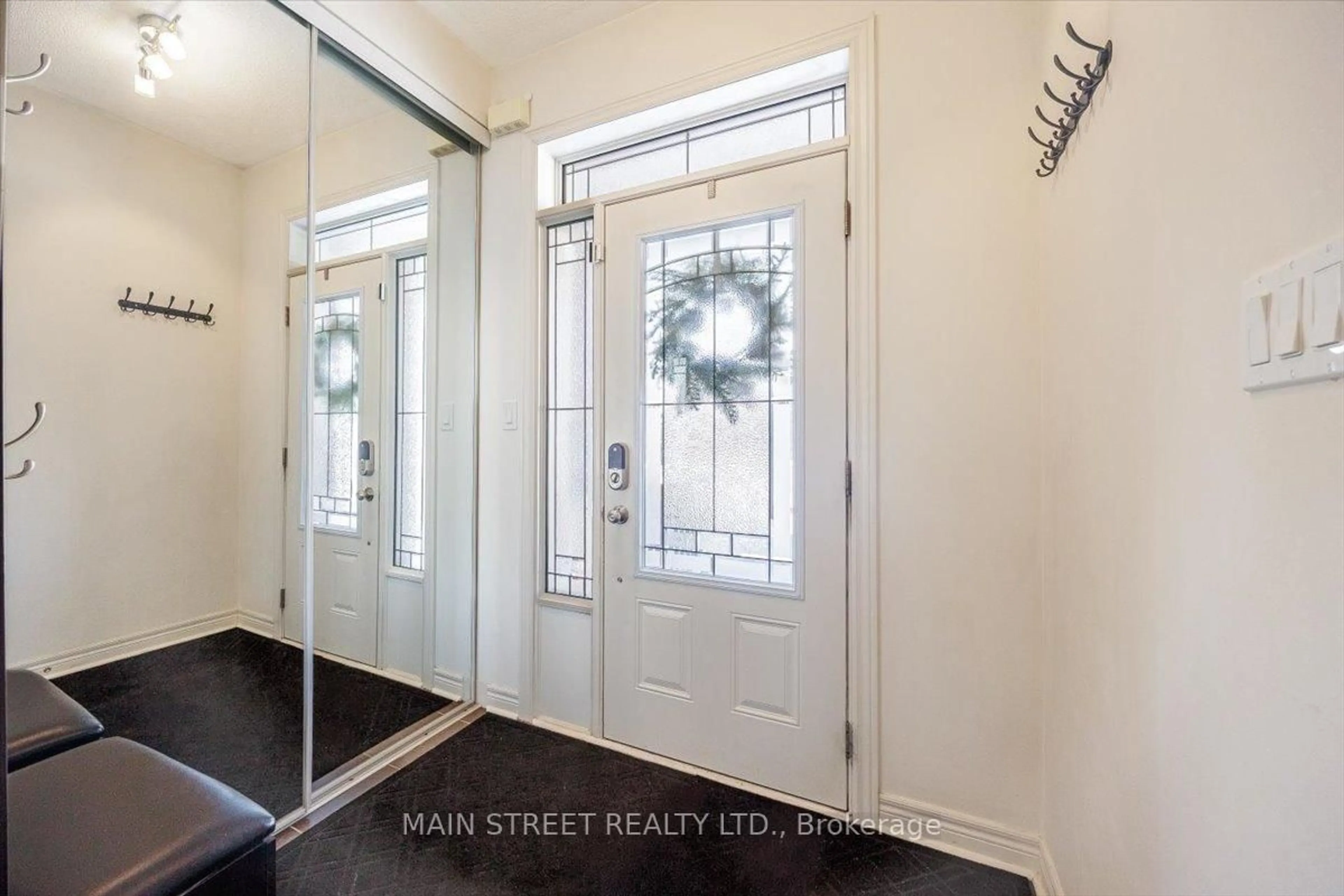 Indoor entryway for 27 Radial Dr, Aurora Ontario L4G 0Z8